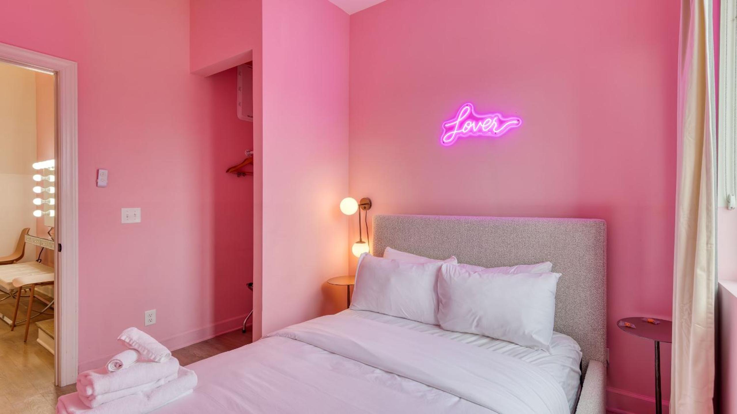 Sleeps 44 4 themed lofts w skyline balconies neon backdrops glam kitchens—perfect for Nashville group stays The Swift Retreat by AvantStay