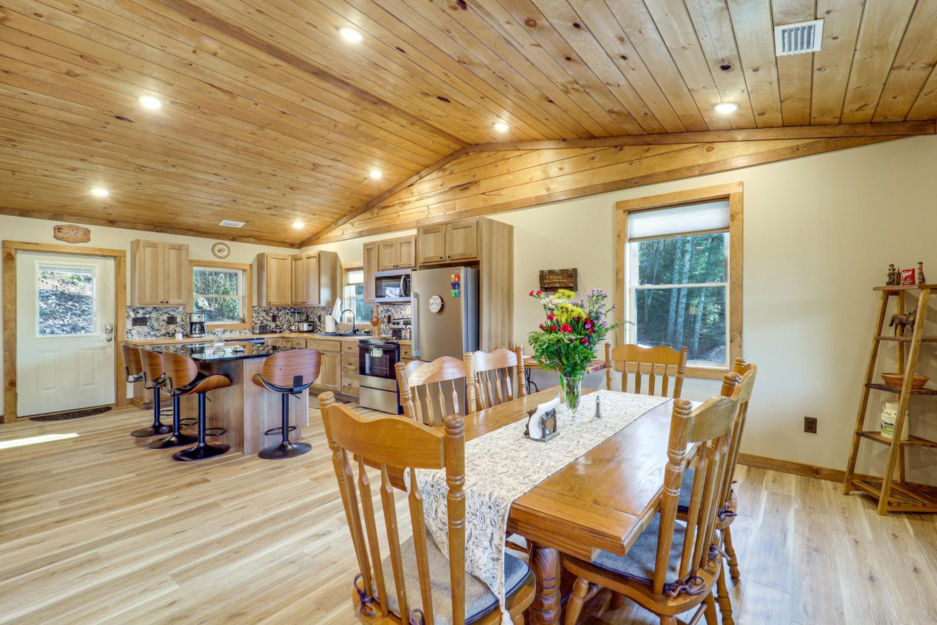 1 Mi to Watauga Lake! Modern and Rustic Mtn Hideaway