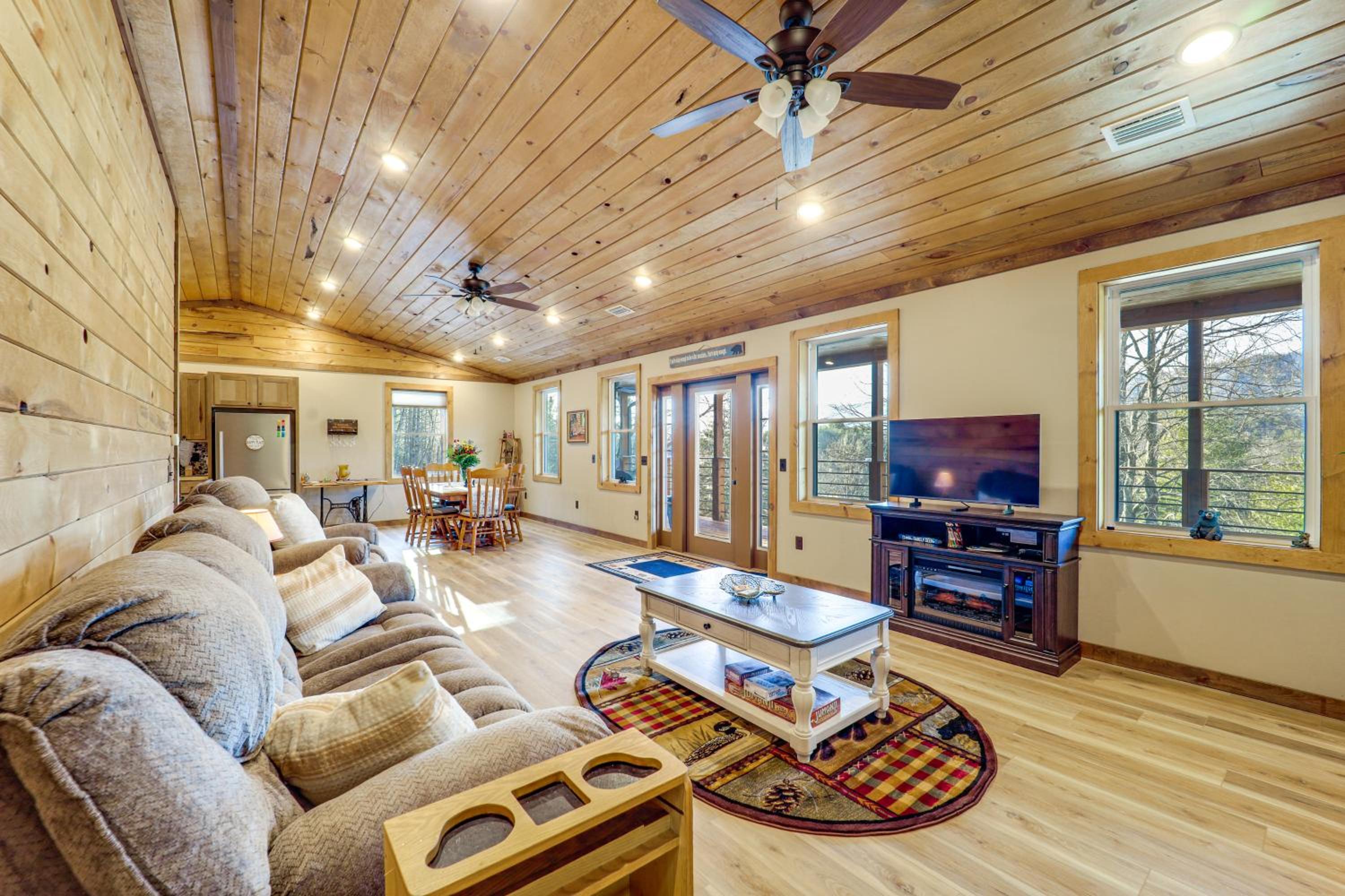 1 Mi to Watauga Lake! Modern and Rustic Mtn Hideaway