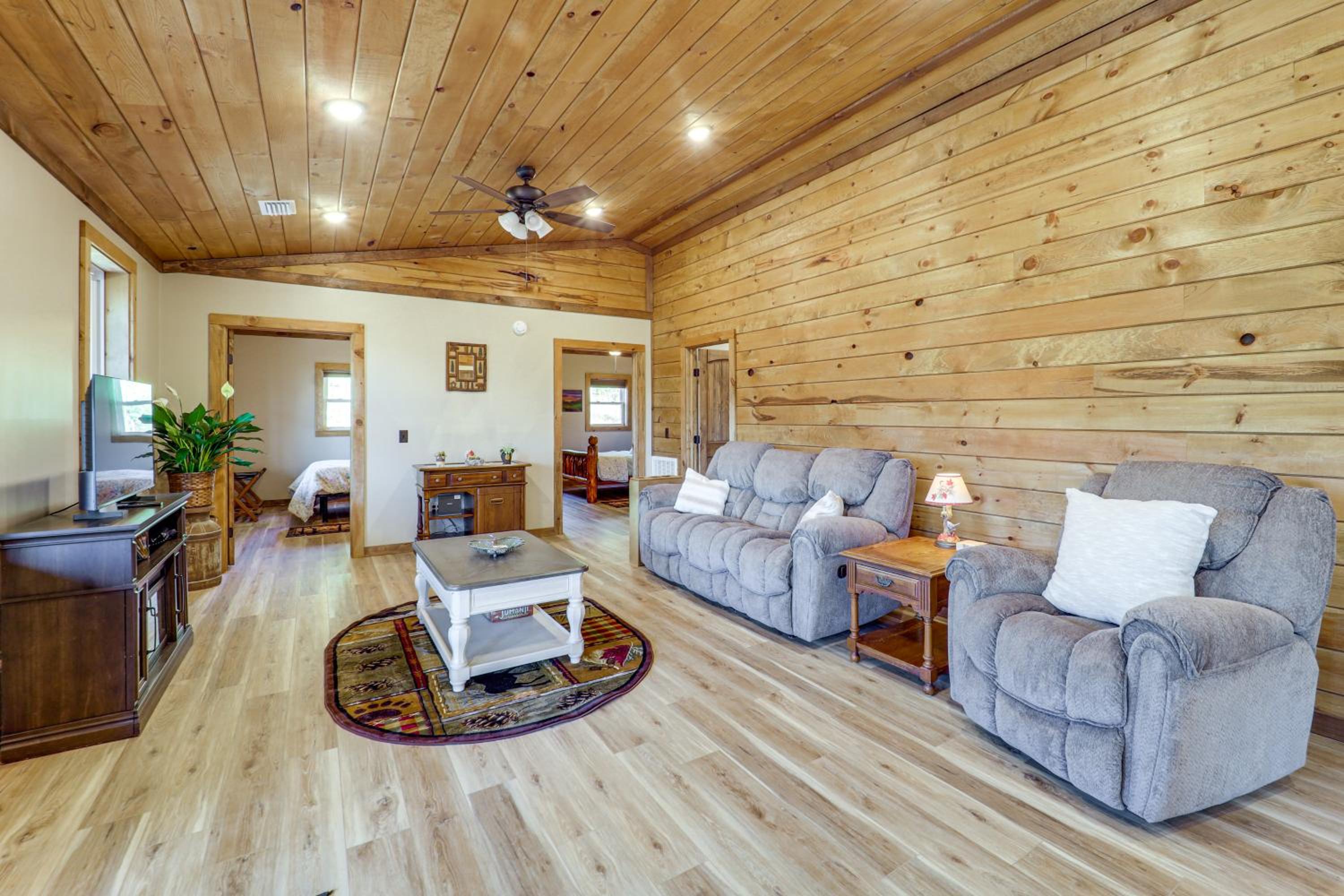 1 Mi to Watauga Lake! Modern and Rustic Mtn Hideaway