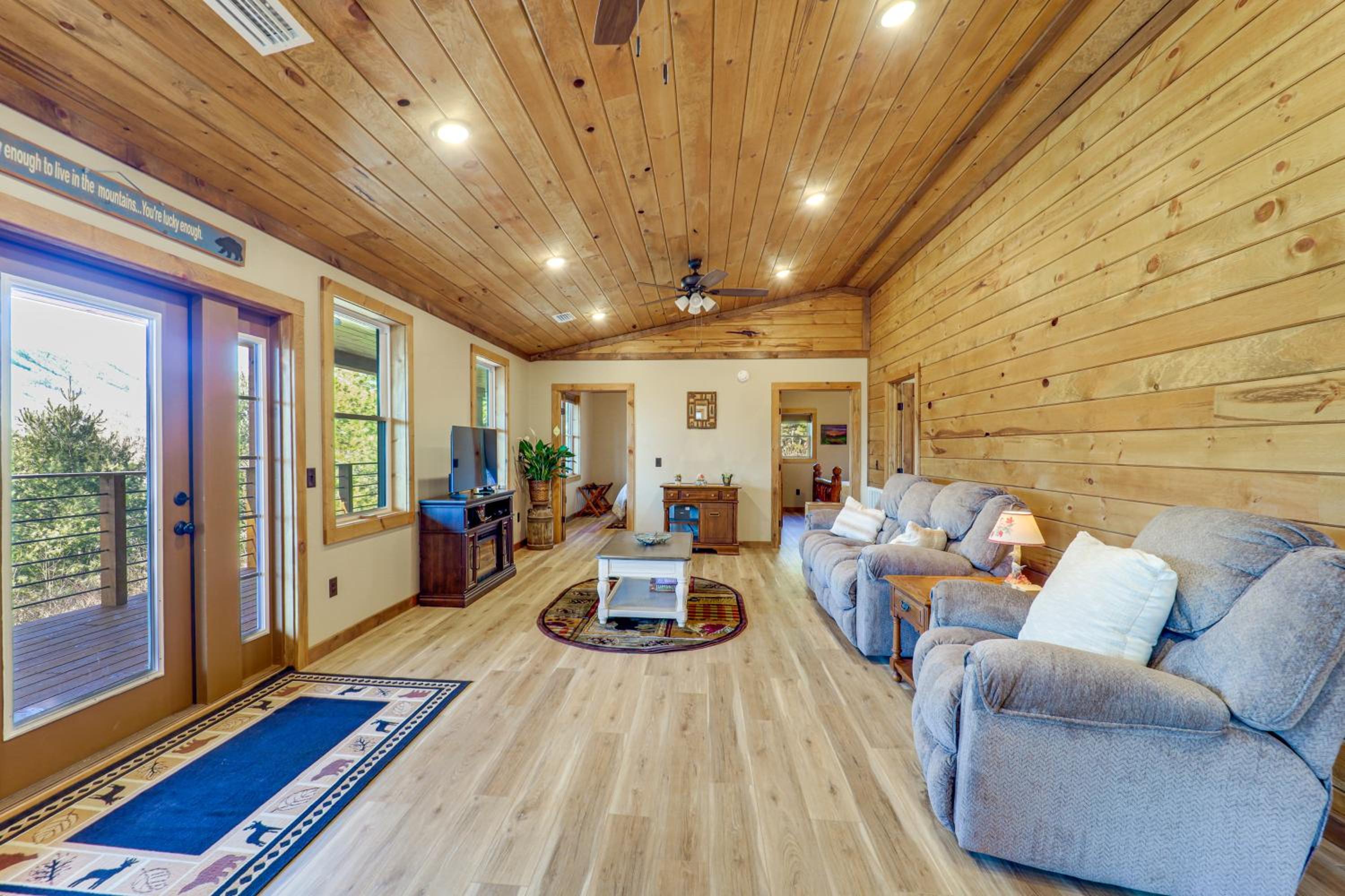 1 Mi to Watauga Lake! Modern and Rustic Mtn Hideaway