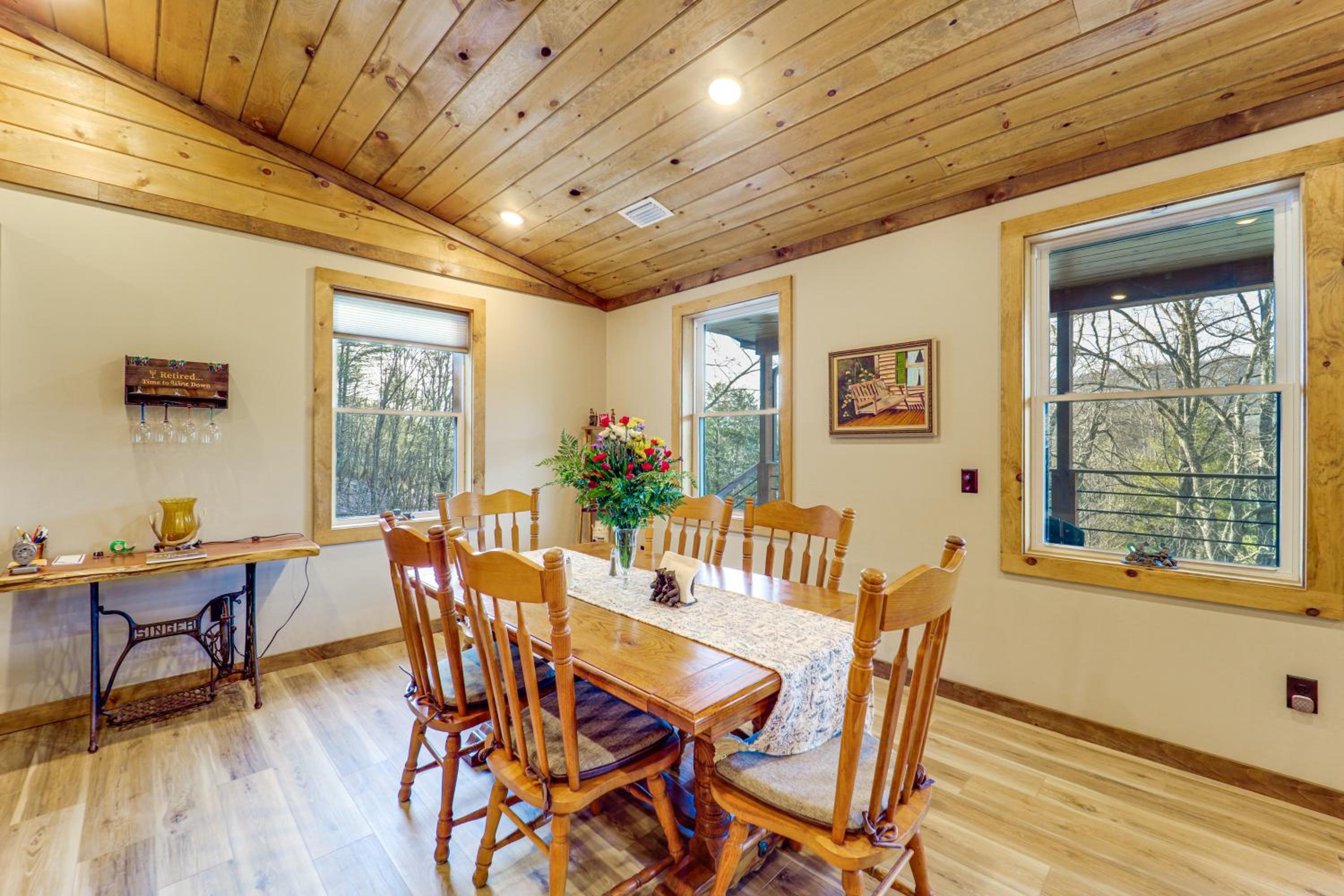 1 Mi to Watauga Lake! Modern and Rustic Mtn Hideaway