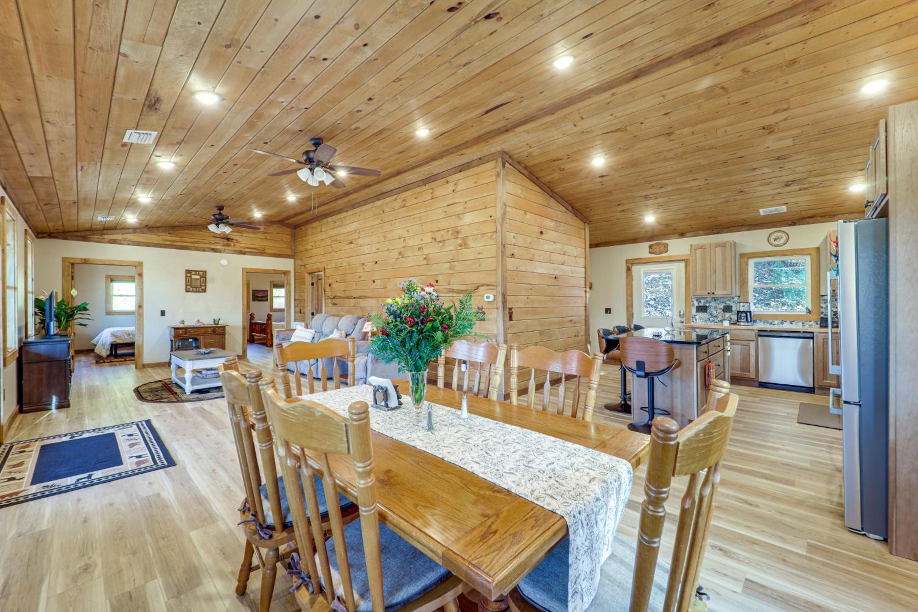 1 Mi to Watauga Lake! Modern and Rustic Mtn Hideaway