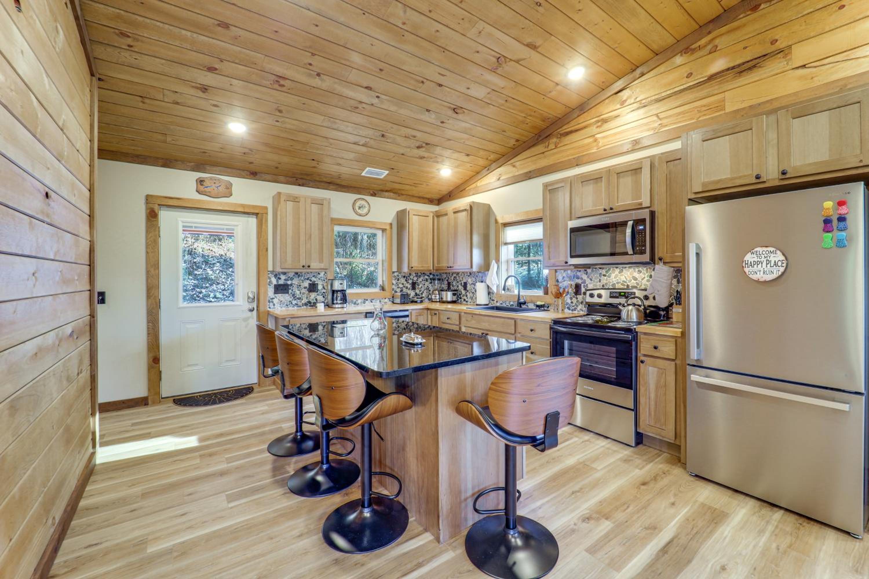 1 Mi to Watauga Lake! Modern and Rustic Mtn Hideaway