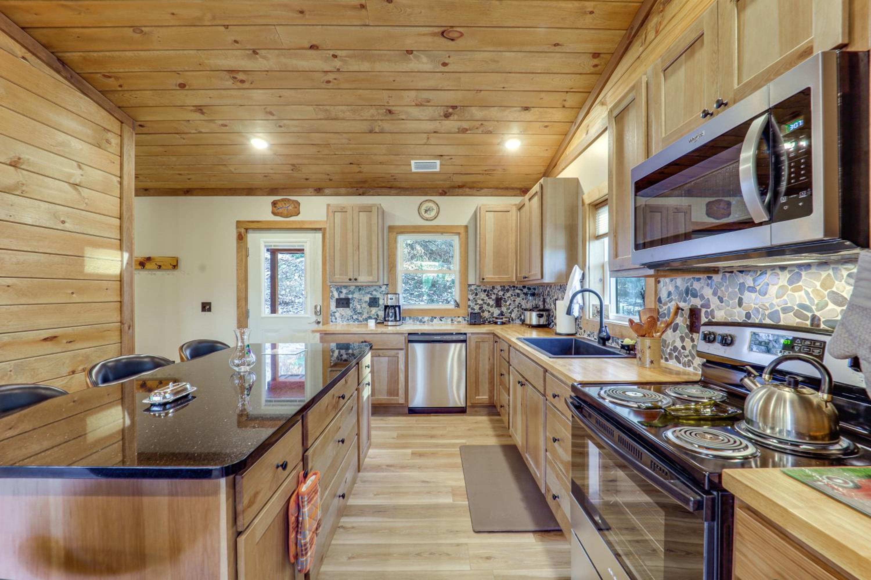 1 Mi to Watauga Lake! Modern and Rustic Mtn Hideaway