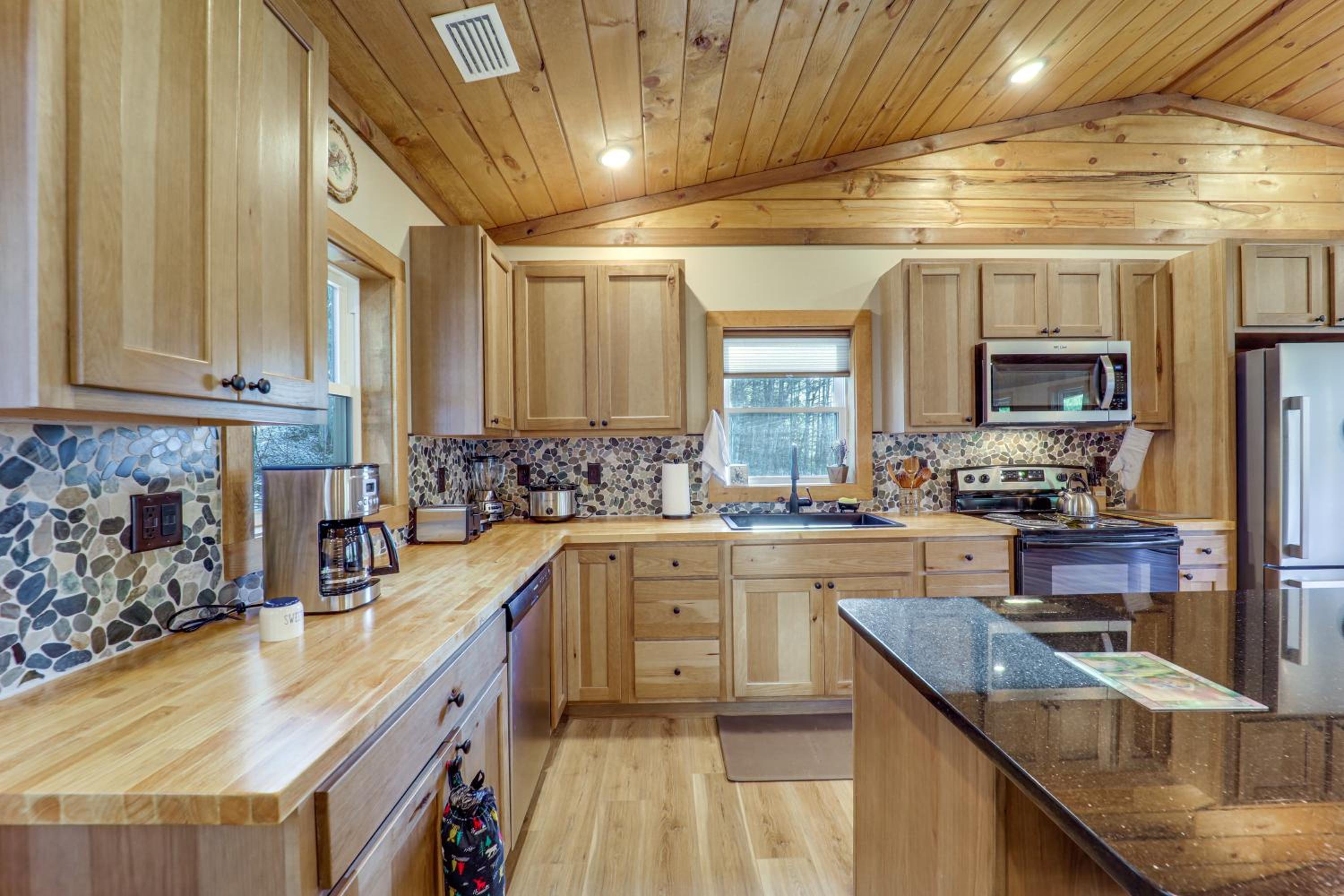 1 Mi to Watauga Lake! Modern and Rustic Mtn Hideaway