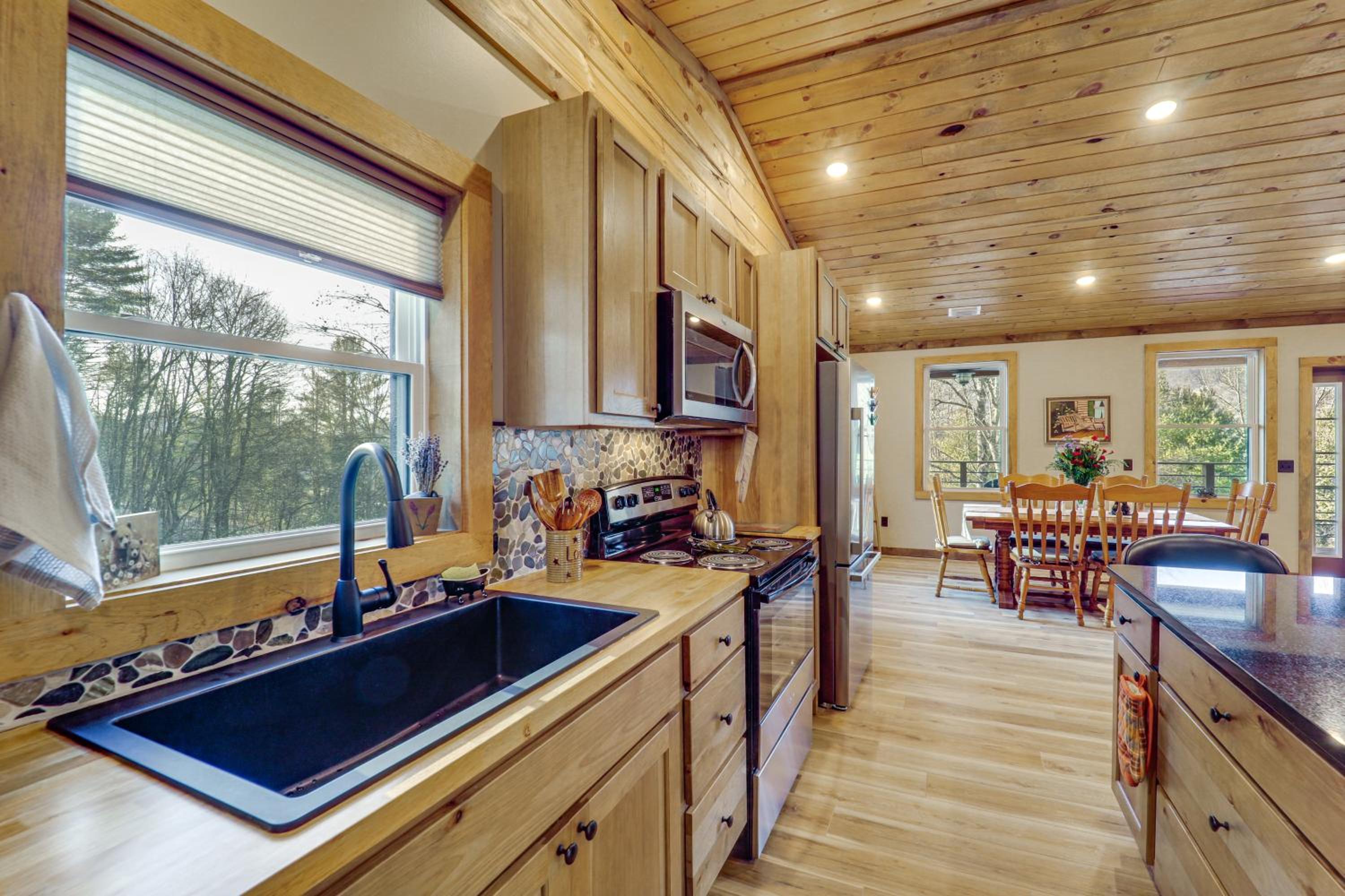 1 Mi to Watauga Lake! Modern and Rustic Mtn Hideaway