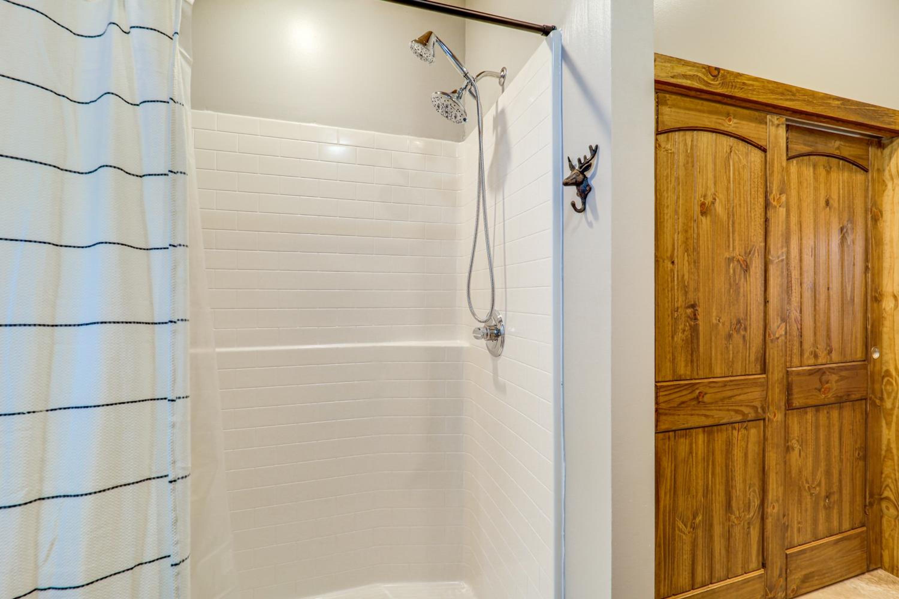 1 Mi to Watauga Lake! Modern and Rustic Mtn Hideaway