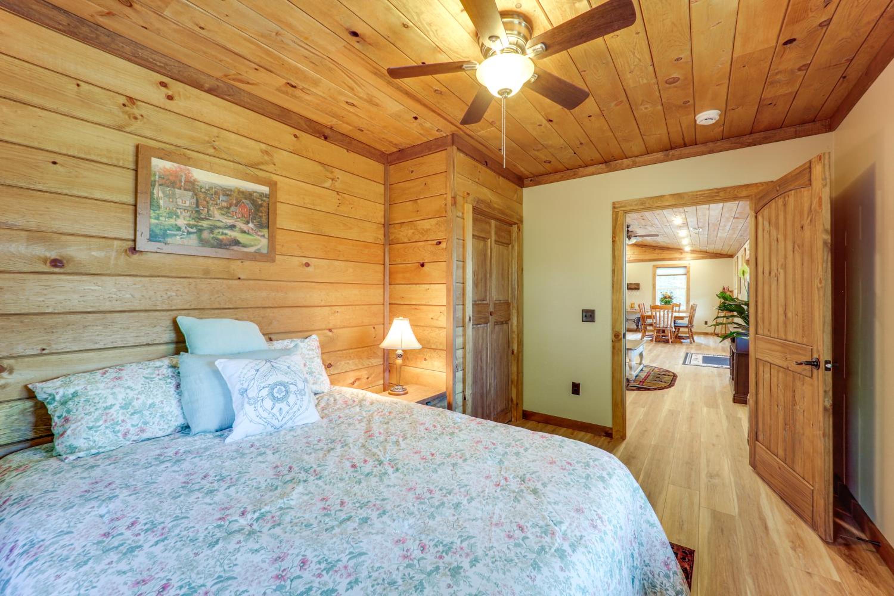 1 Mi to Watauga Lake! Modern and Rustic Mtn Hideaway