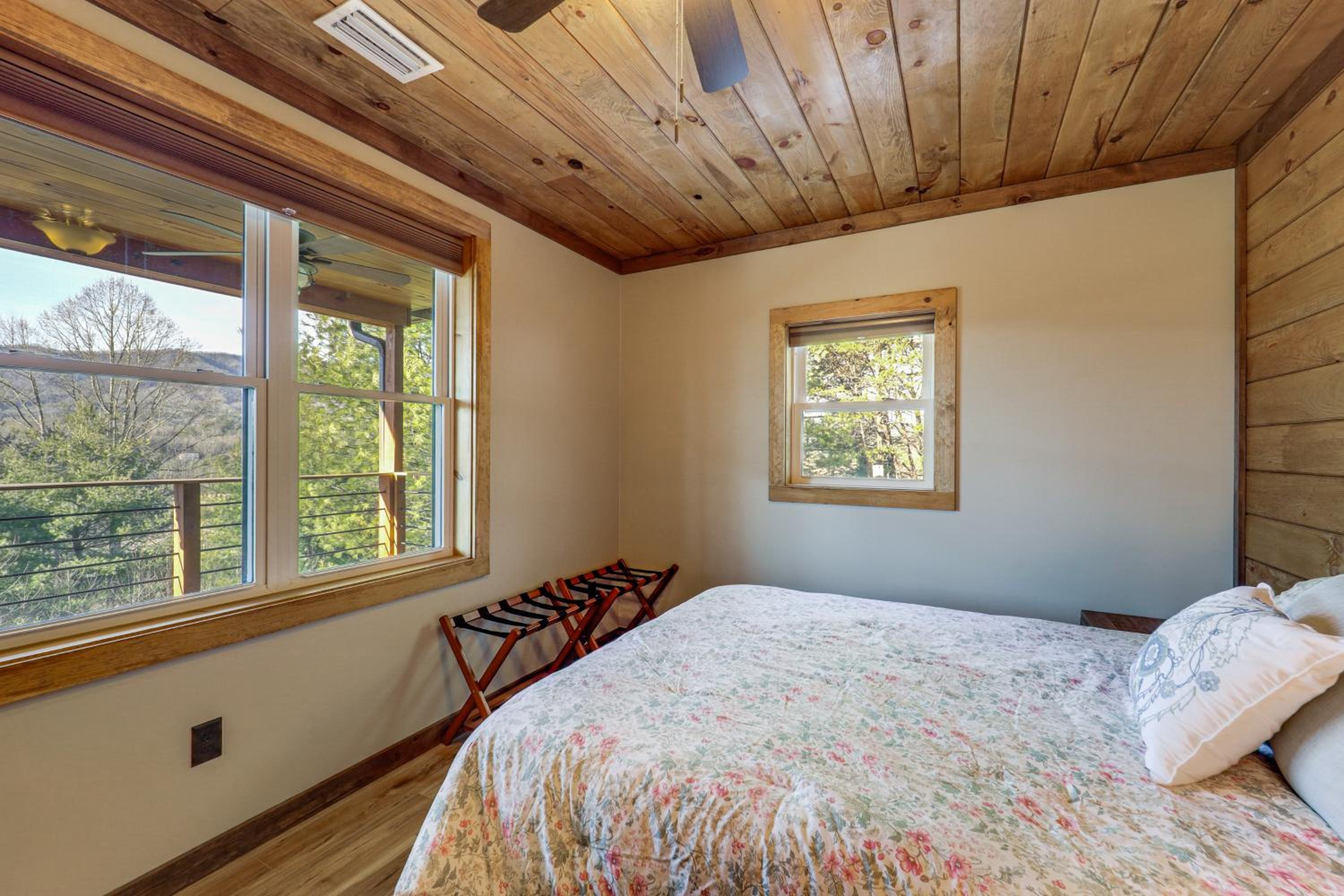 1 Mi to Watauga Lake! Modern and Rustic Mtn Hideaway