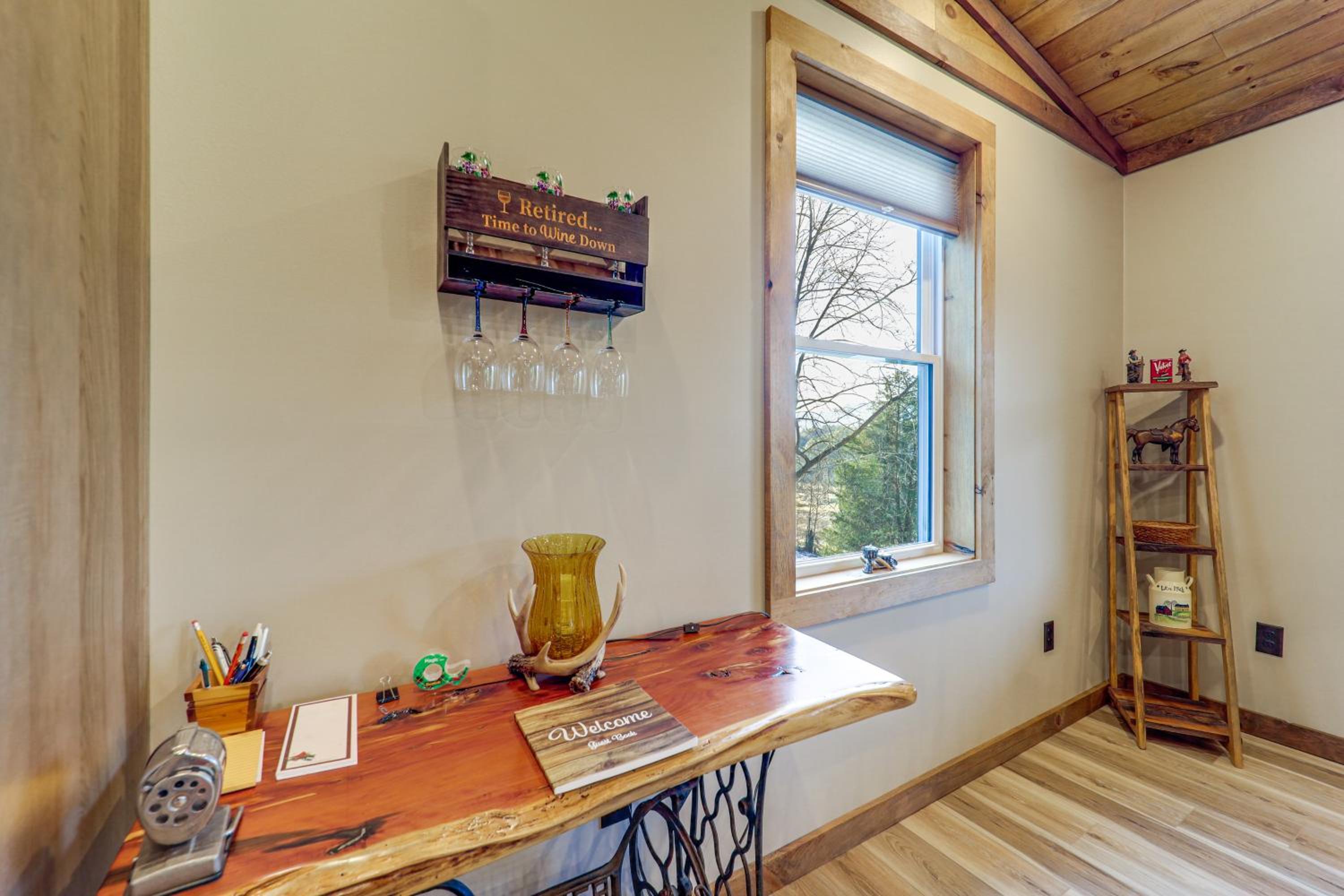 1 Mi to Watauga Lake! Modern and Rustic Mtn Hideaway