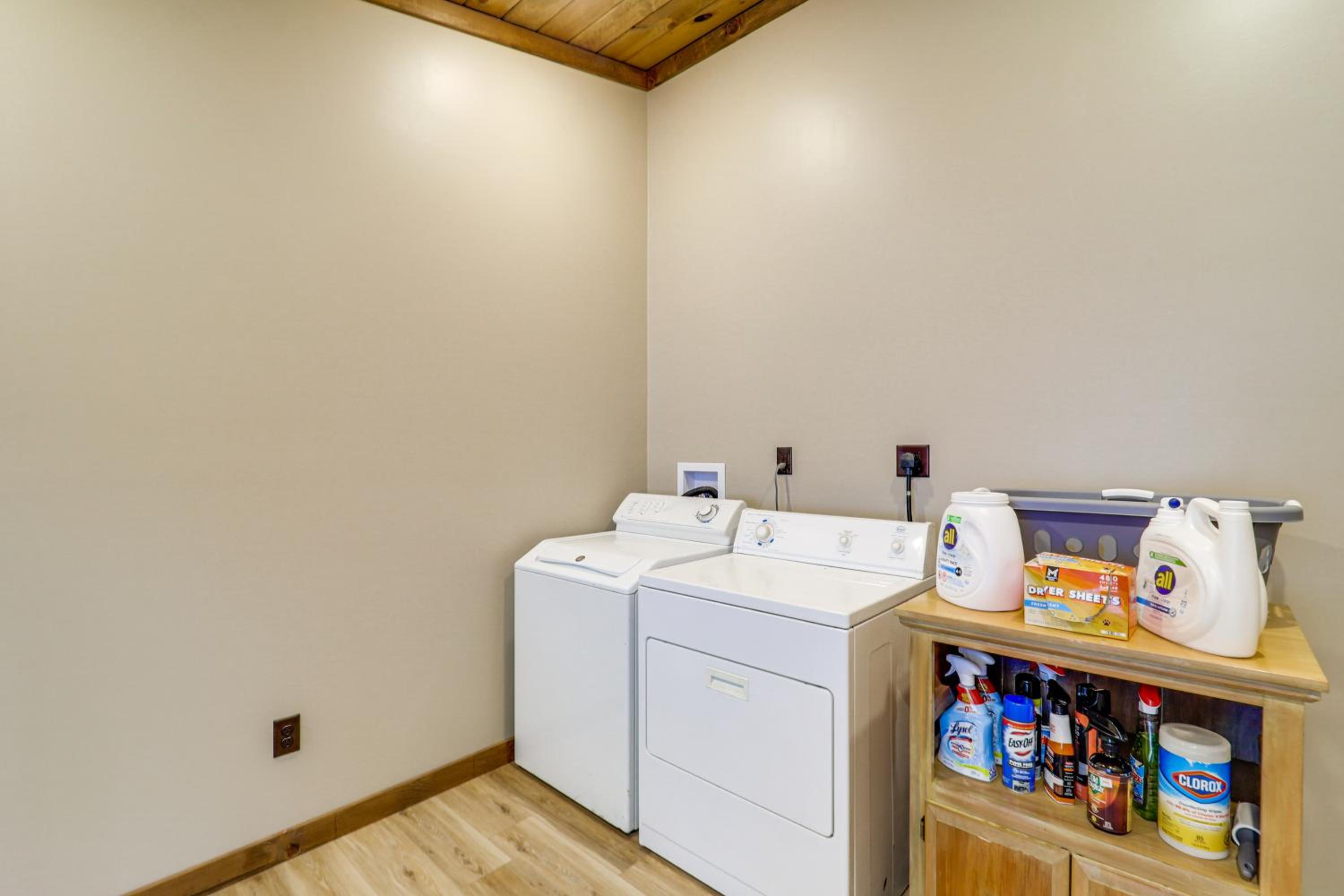 1 Mi to Watauga Lake! Modern and Rustic Mtn Hideaway