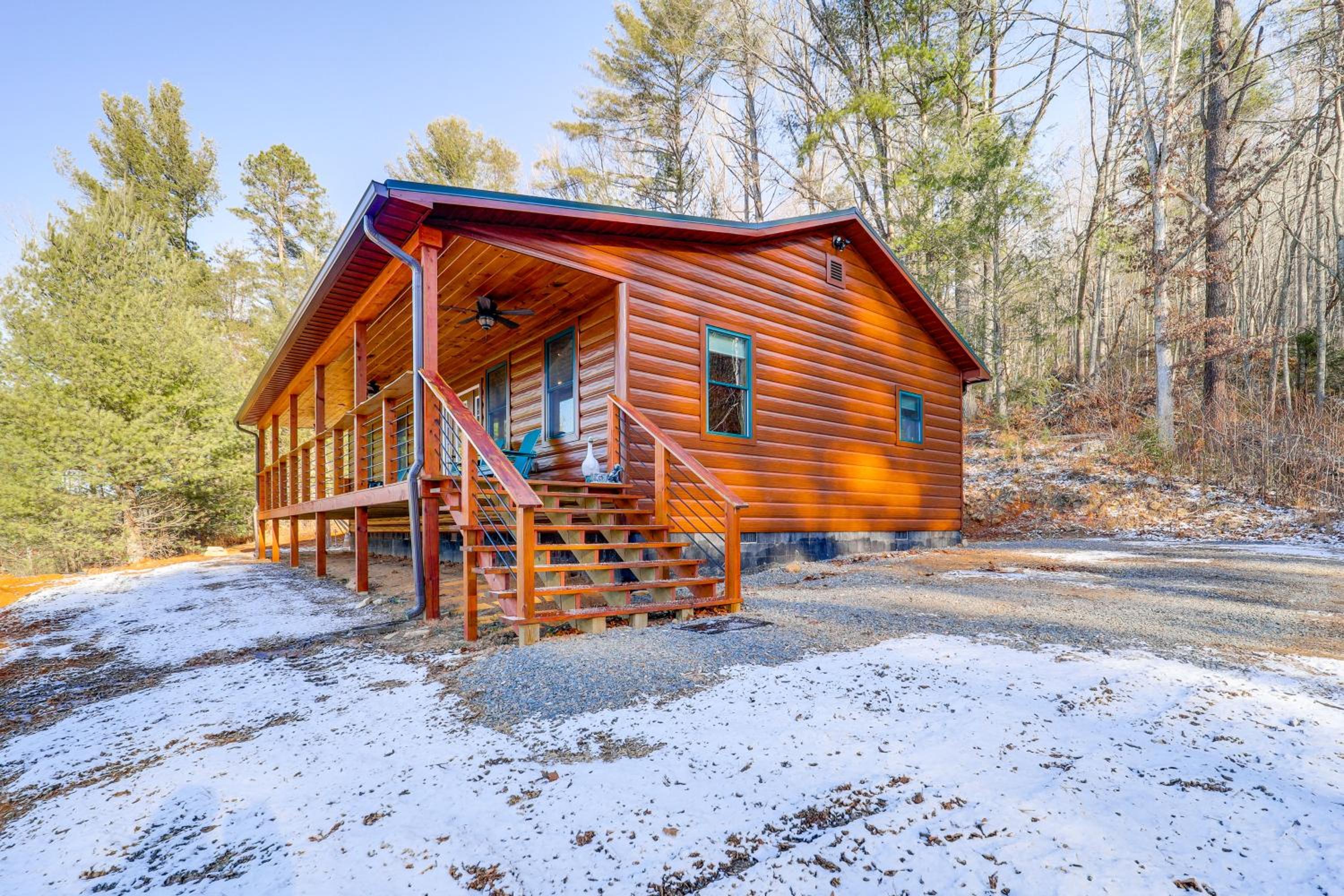 1 Mi to Watauga Lake! Modern and Rustic Mtn Hideaway