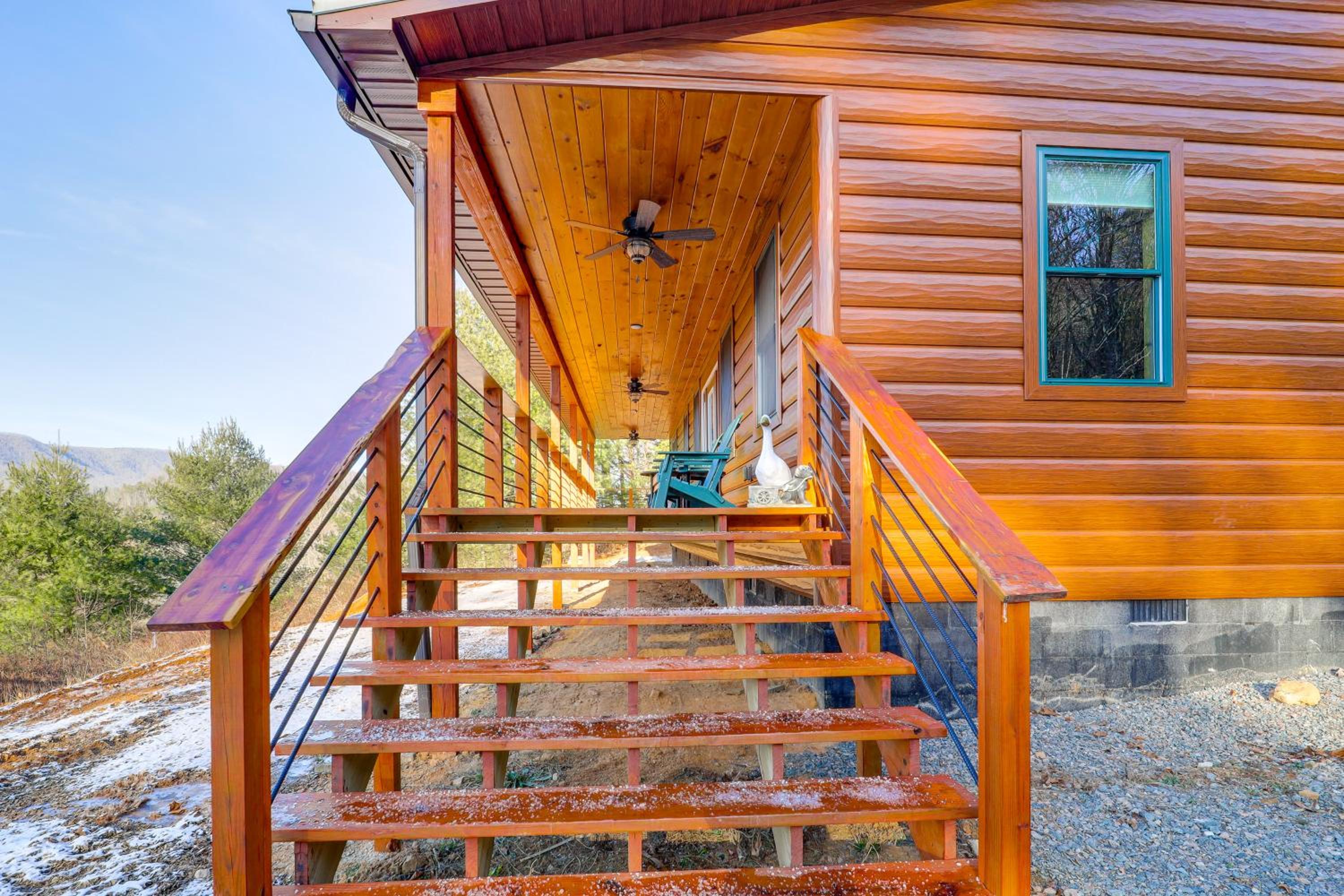 1 Mi to Watauga Lake! Modern and Rustic Mtn Hideaway