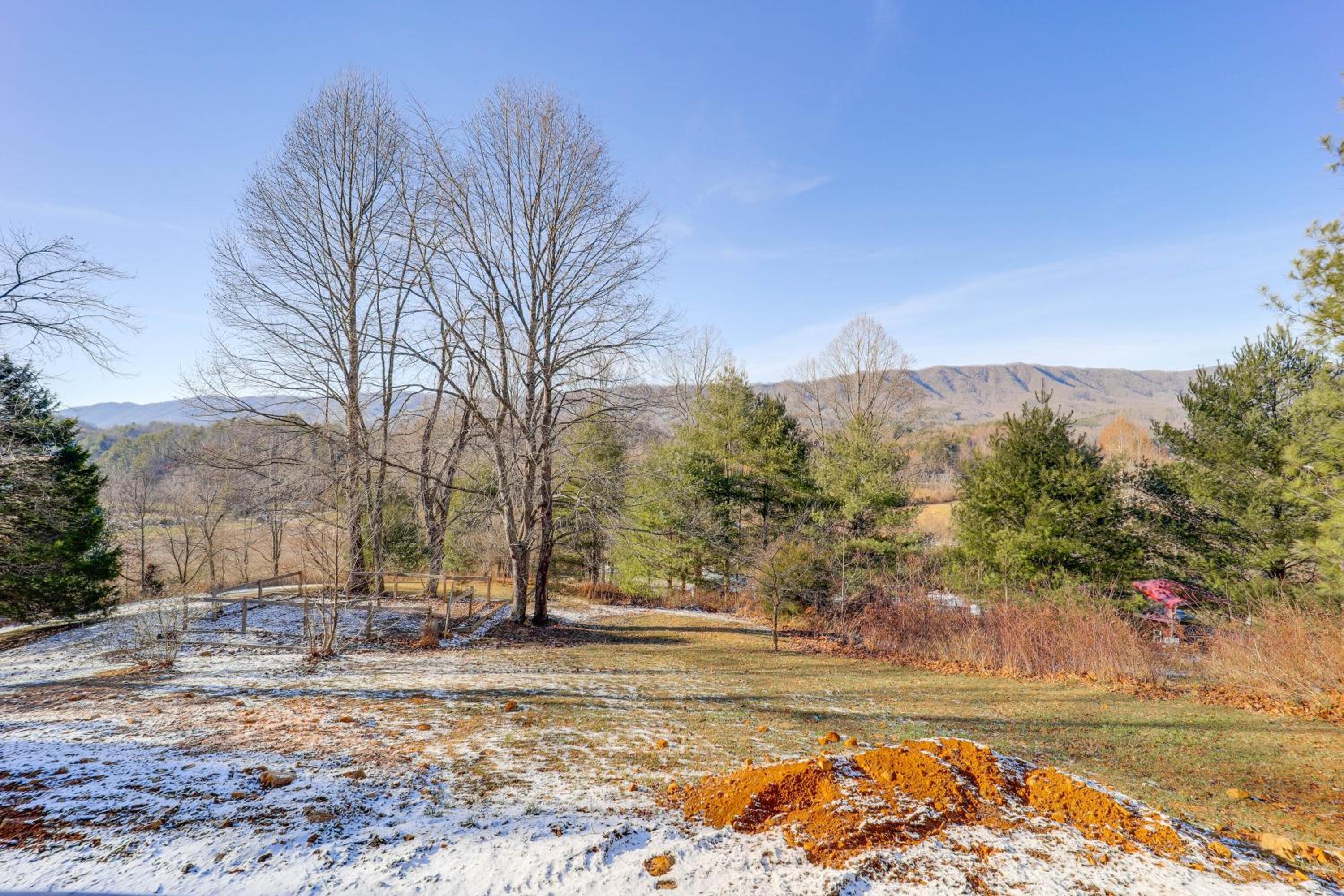 1 Mi to Watauga Lake! Modern and Rustic Mtn Hideaway