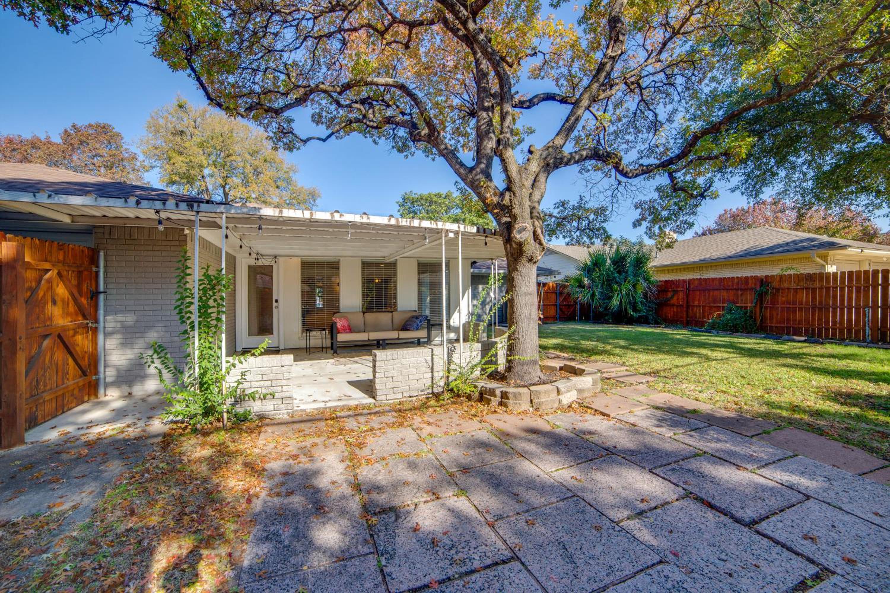 6 Mi to NorthPark Center Quiet Dallas Getaway!