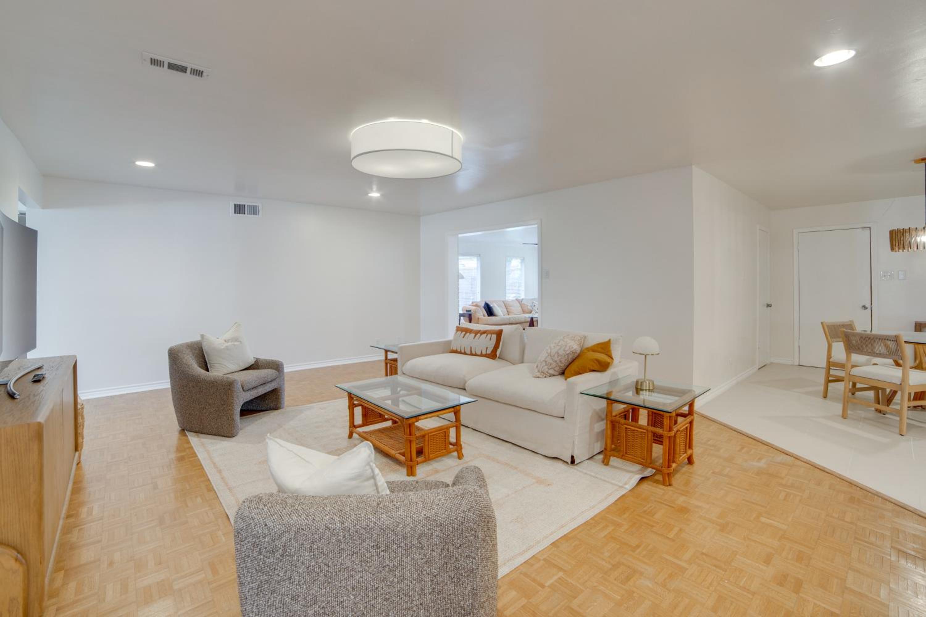 6 Mi to NorthPark Center Quiet Dallas Getaway!