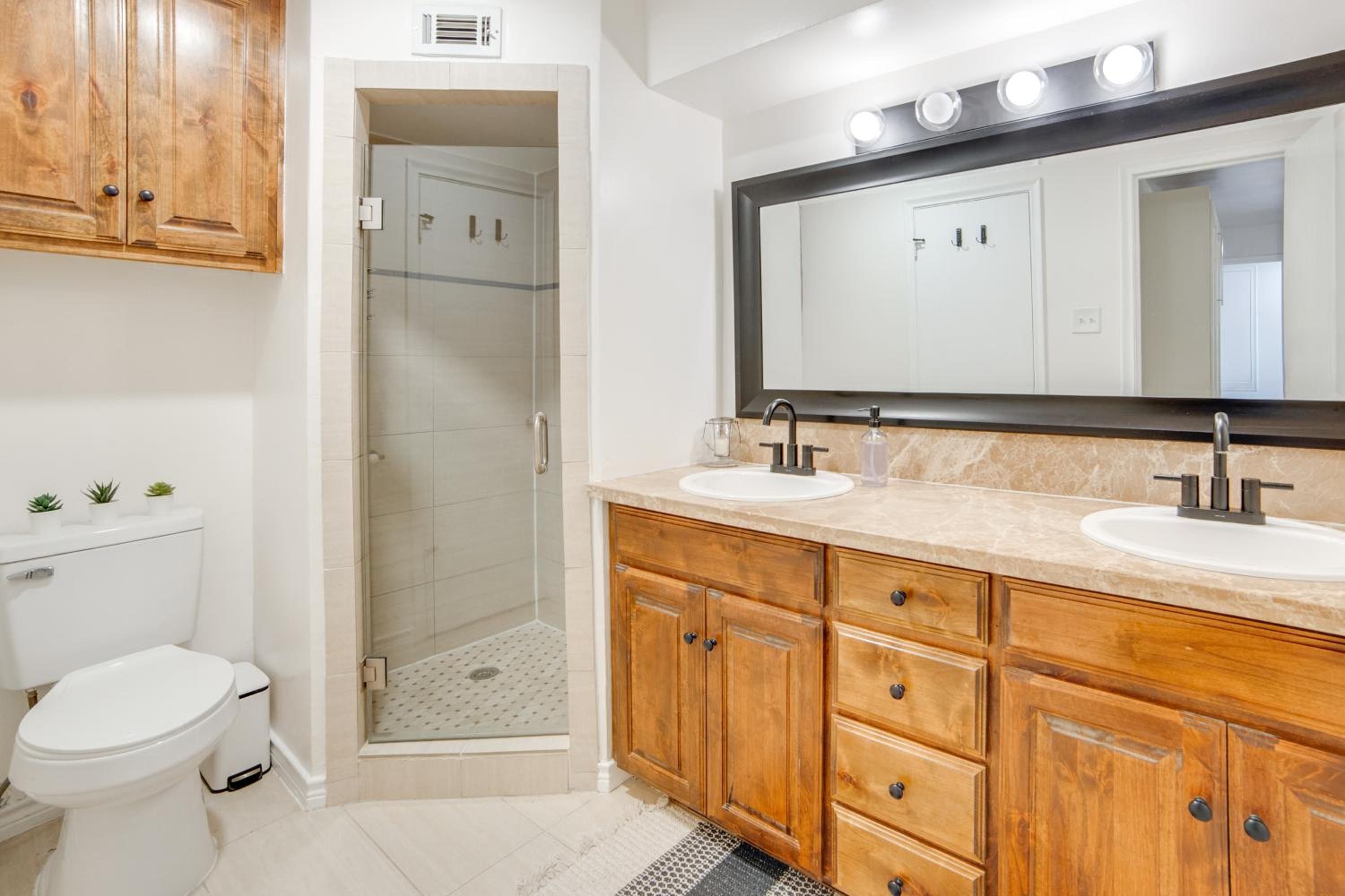 6 Mi to NorthPark Center Quiet Dallas Getaway!