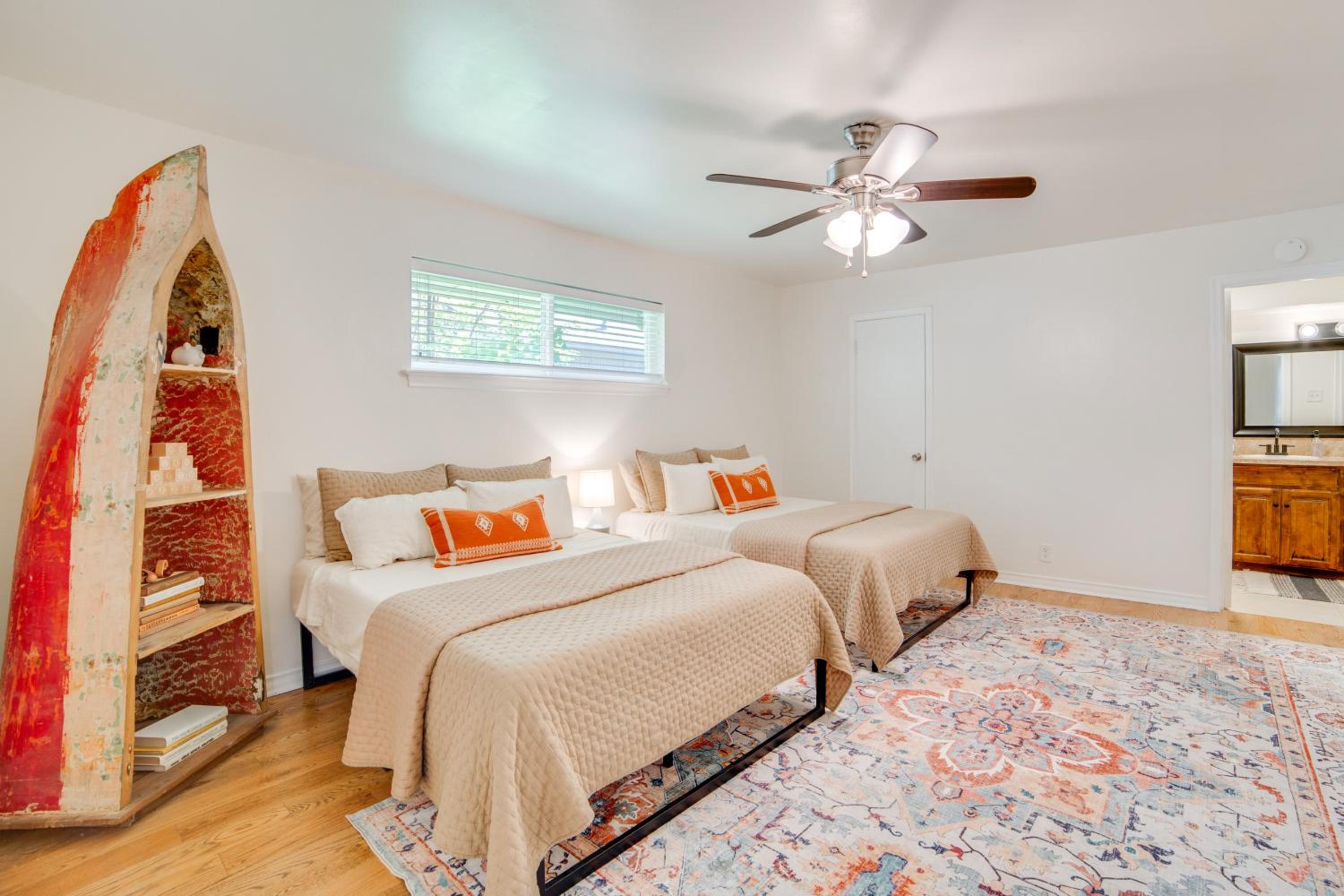 6 Mi to NorthPark Center Quiet Dallas Getaway!