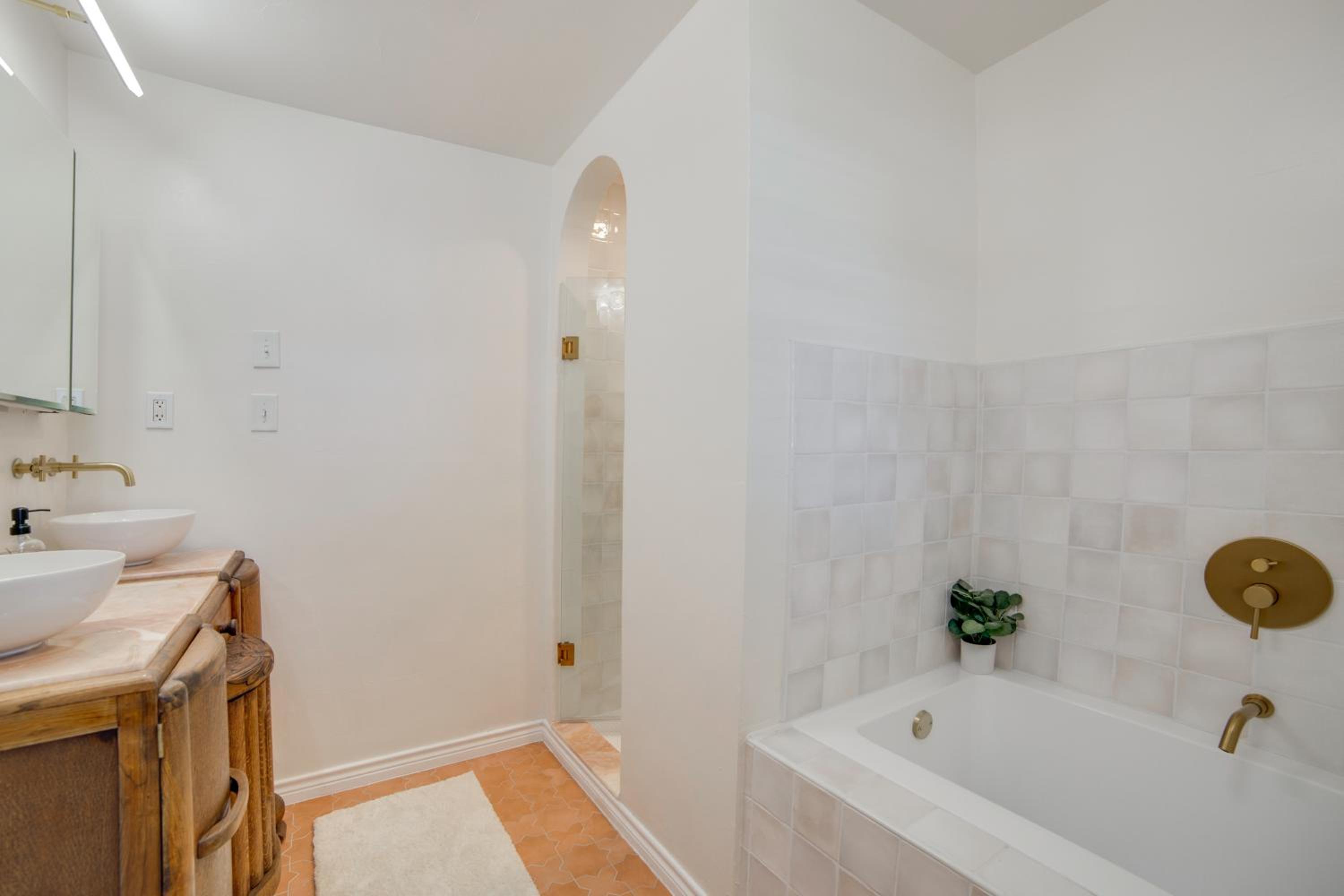 6 Mi to NorthPark Center Quiet Dallas Getaway!