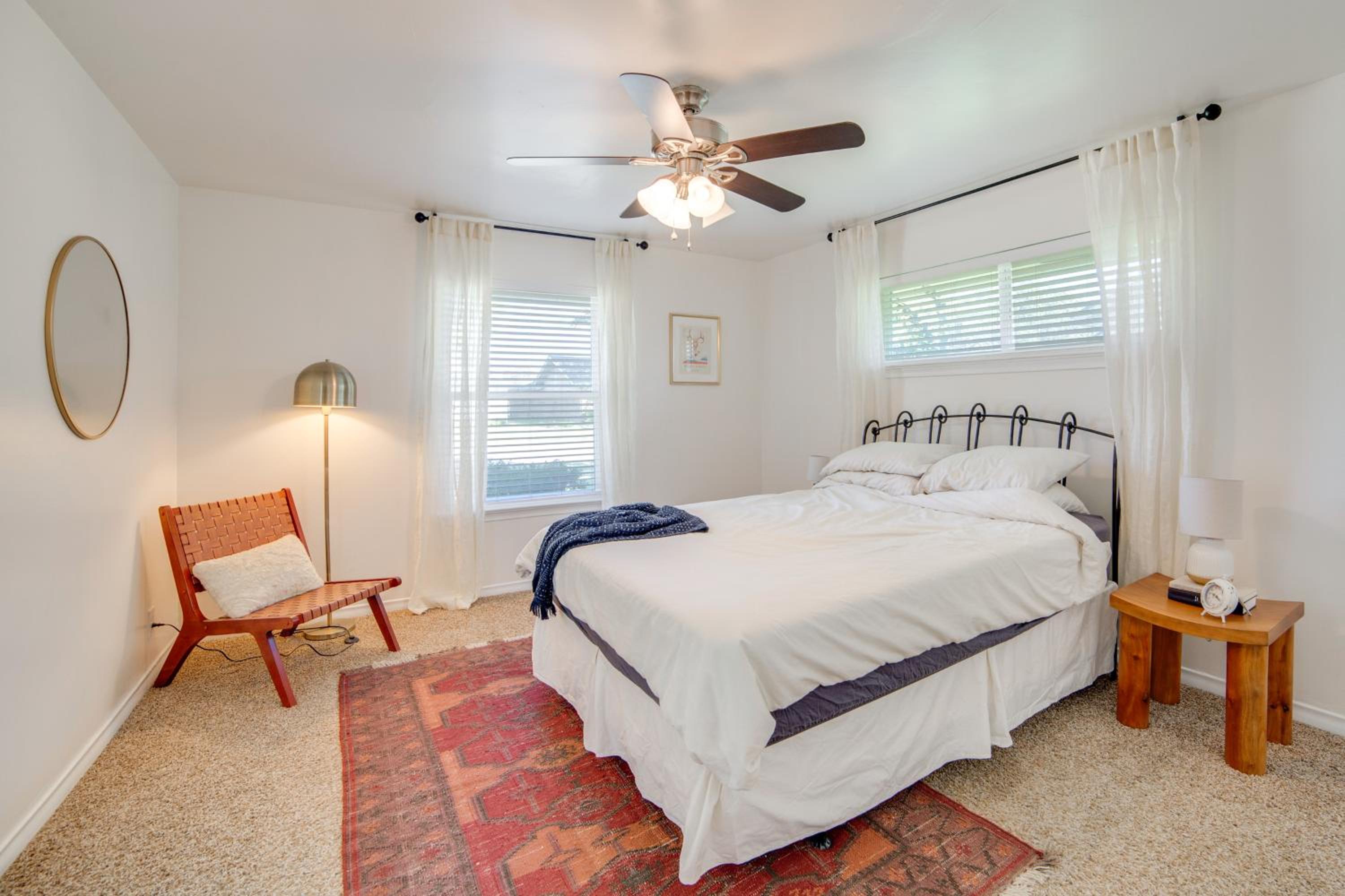 6 Mi to NorthPark Center Quiet Dallas Getaway!