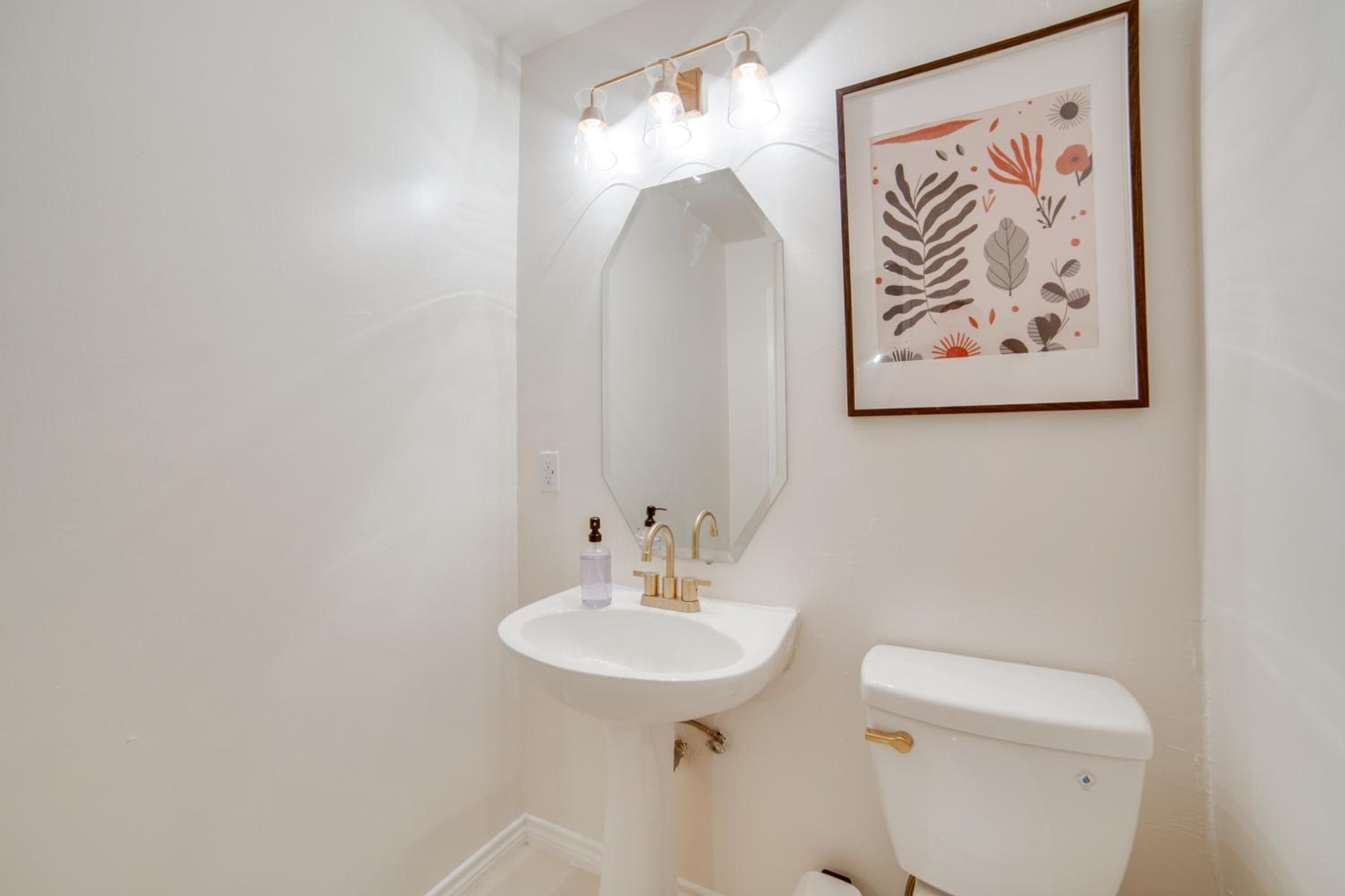 6 Mi to NorthPark Center Quiet Dallas Getaway!