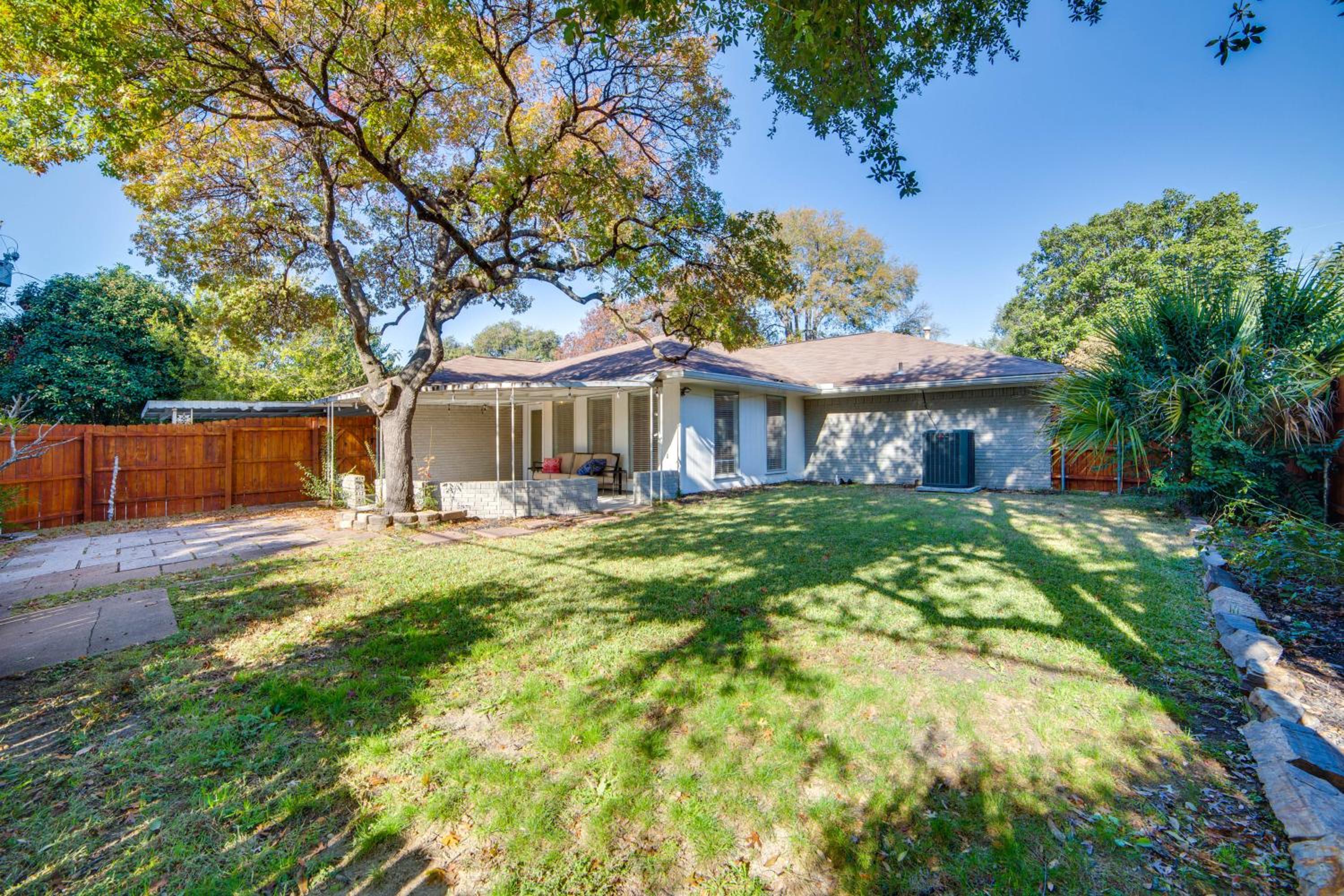 6 Mi to NorthPark Center Quiet Dallas Getaway!