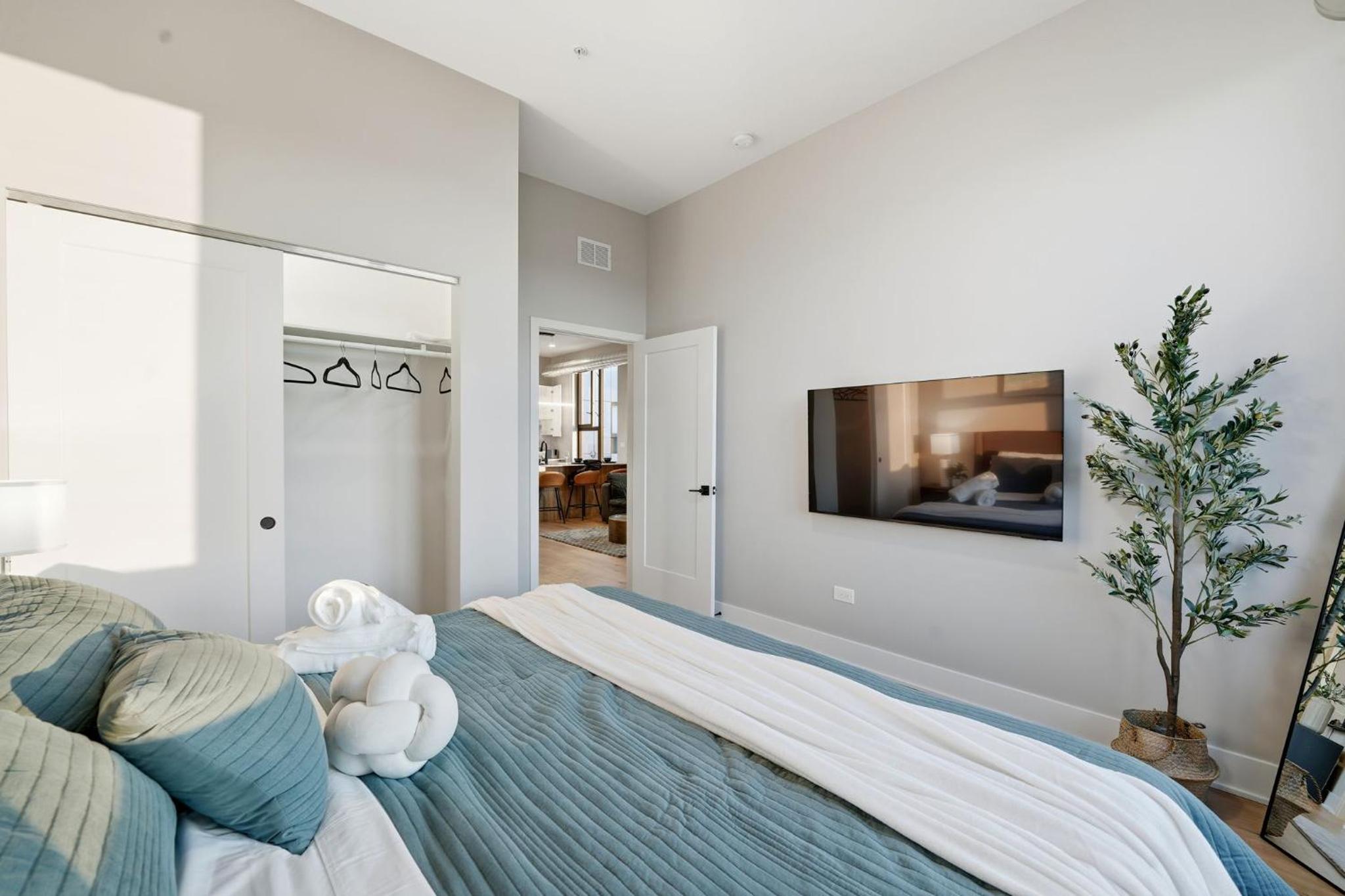 Edgewater Apt with Free Parking Gym Modern Living