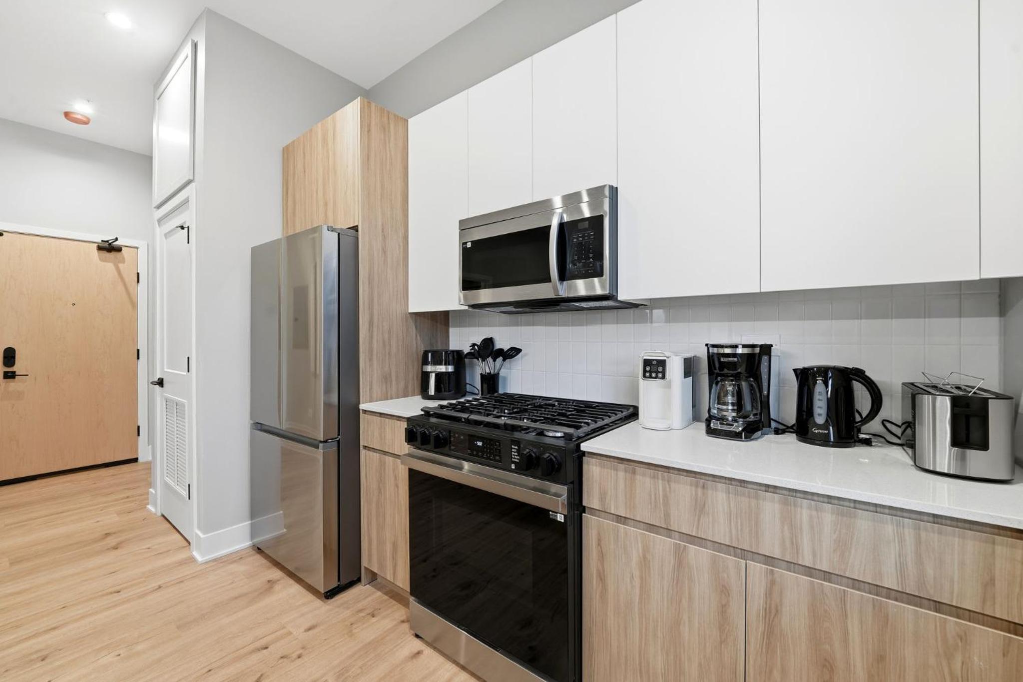 Edgewater Apt with Free Parking Gym Modern Living