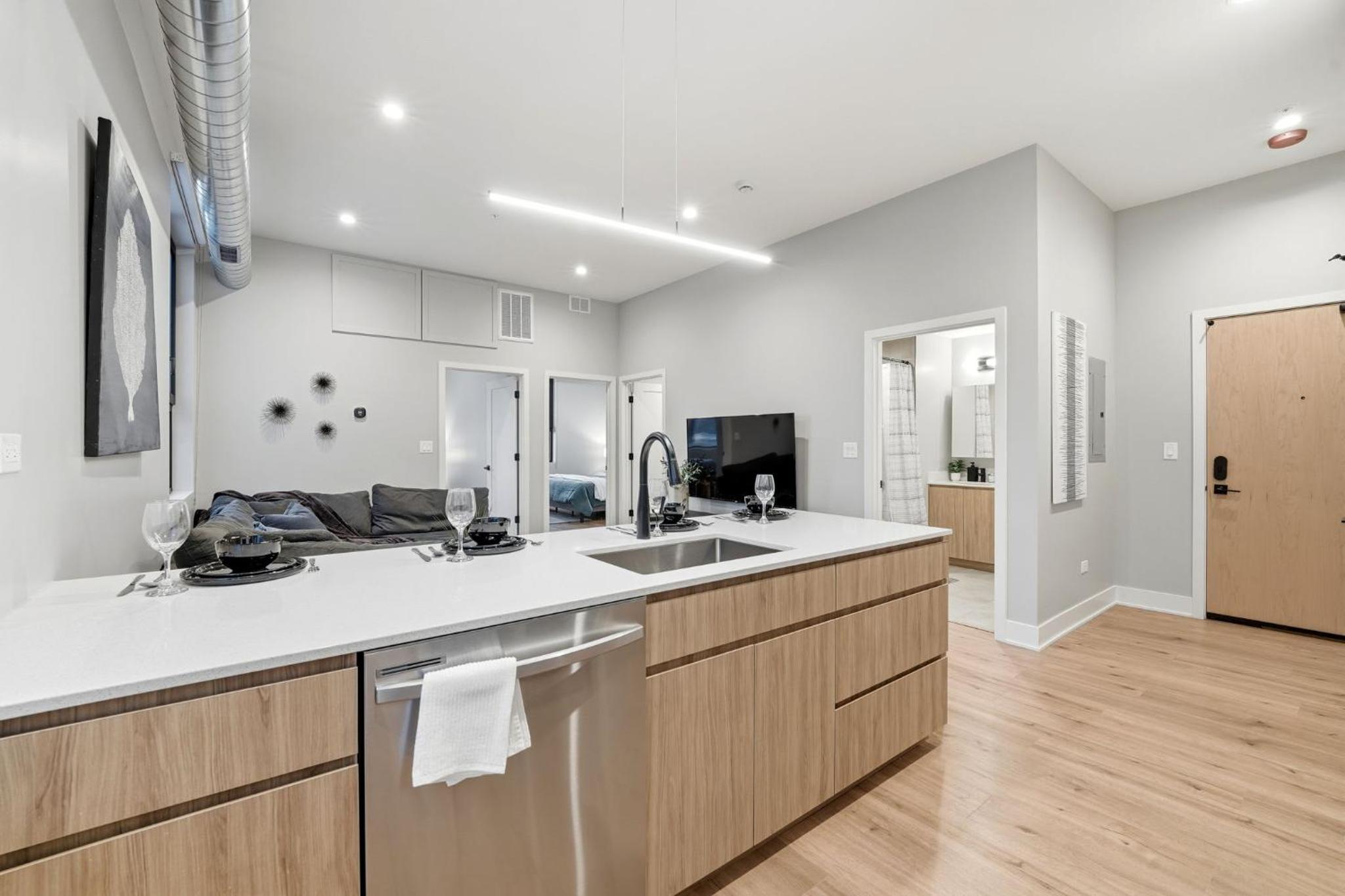 Edgewater Apt with Free Parking Gym Modern Living