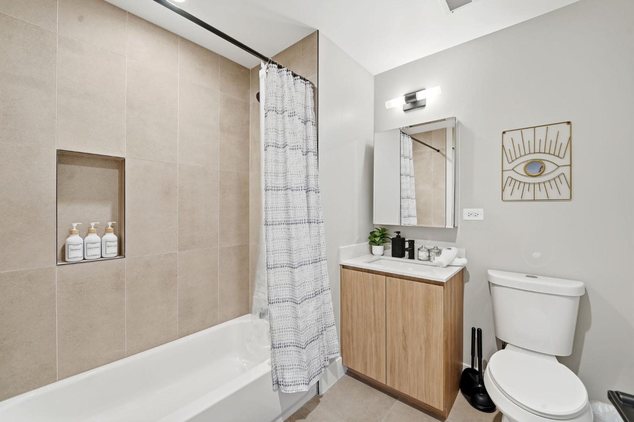Edgewater Apt with Free Parking Gym Modern Living