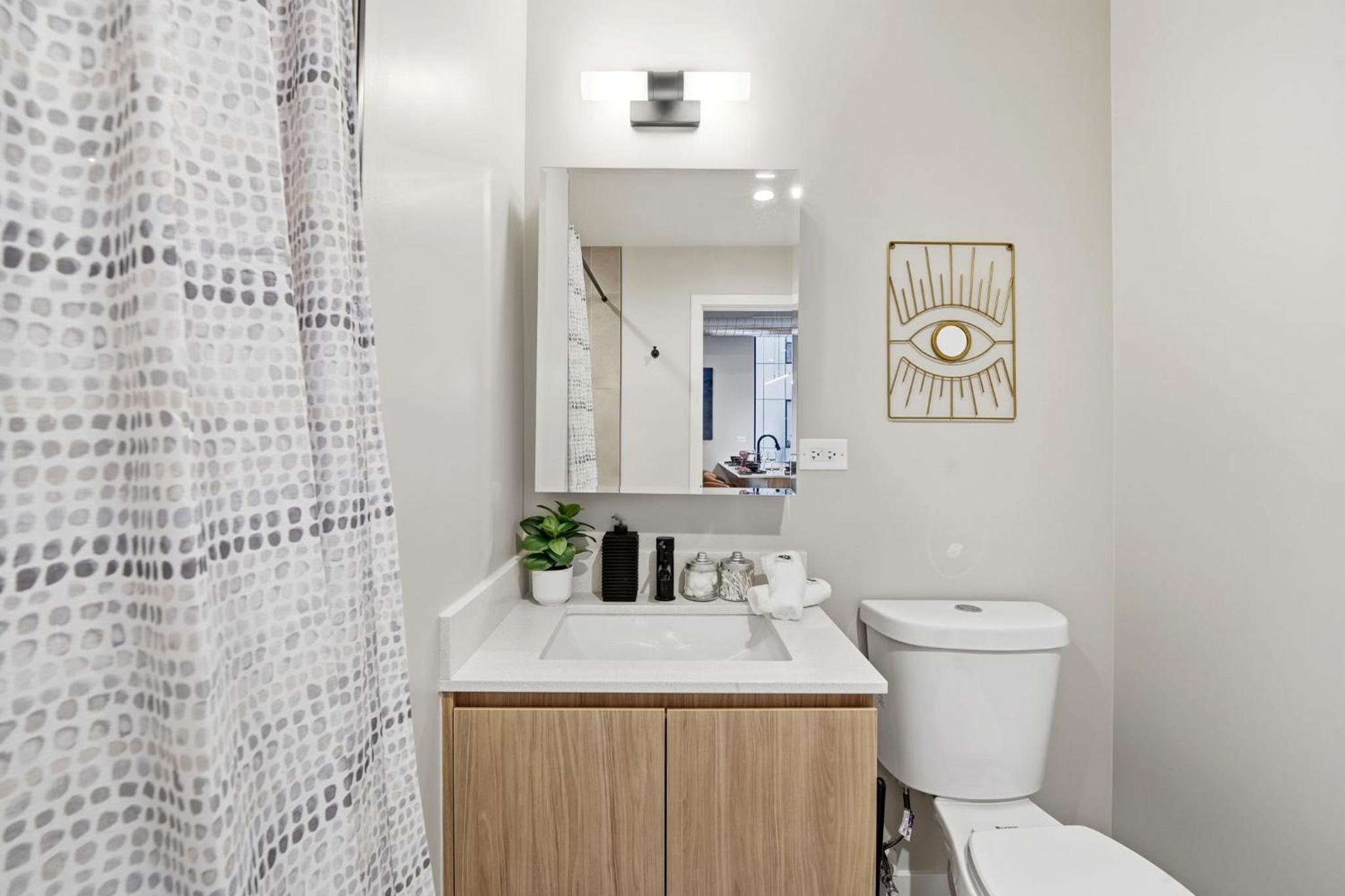 Edgewater Apt with Free Parking Gym Modern Living