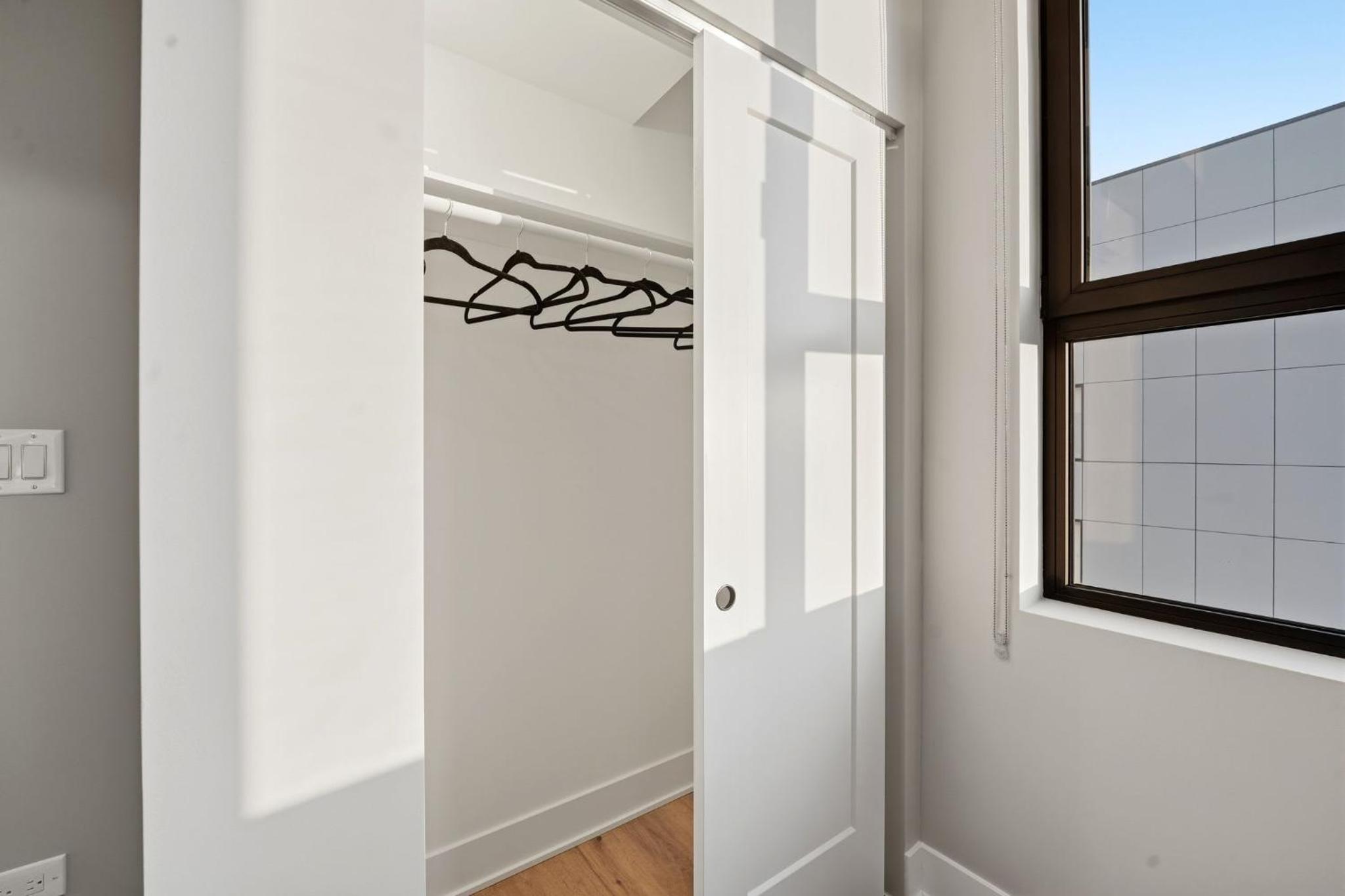 Edgewater Apt with Free Parking Gym Modern Living