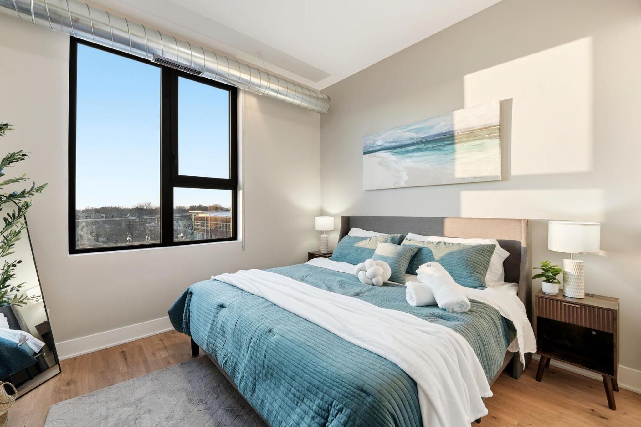 Edgewater Apt with Free Parking Gym Modern Living
