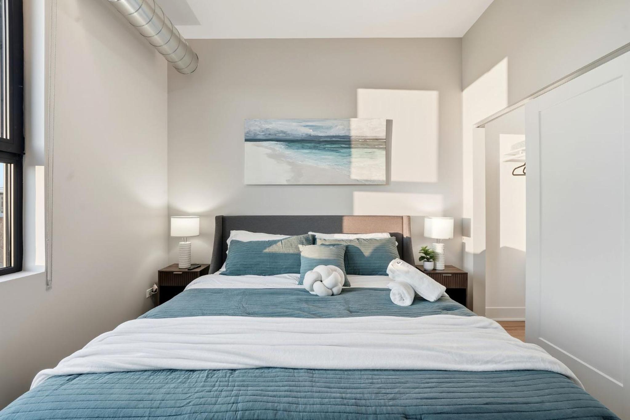 Edgewater Apt with Free Parking Gym Modern Living