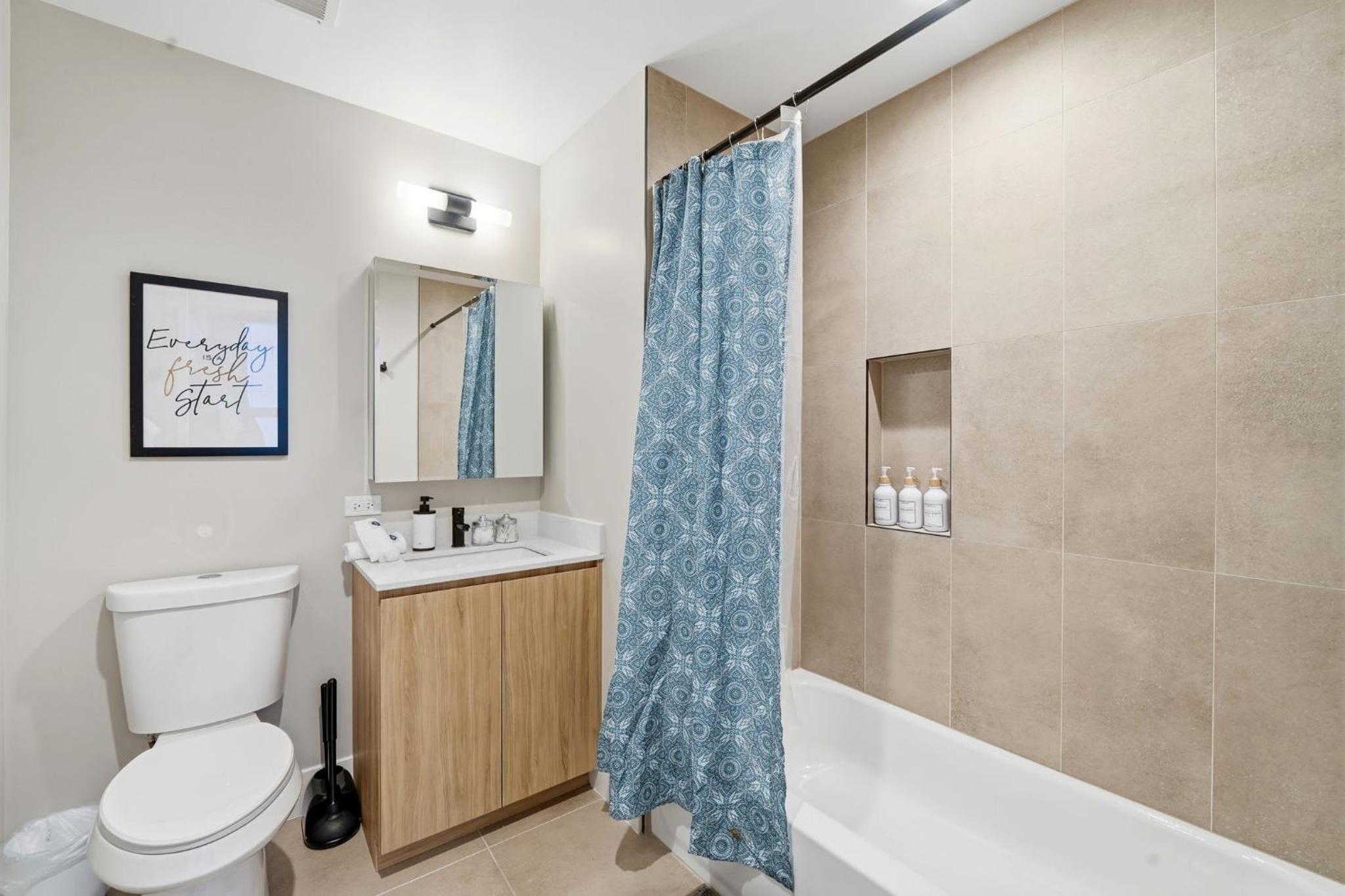 Edgewater Apt with Free Parking Gym Modern Living