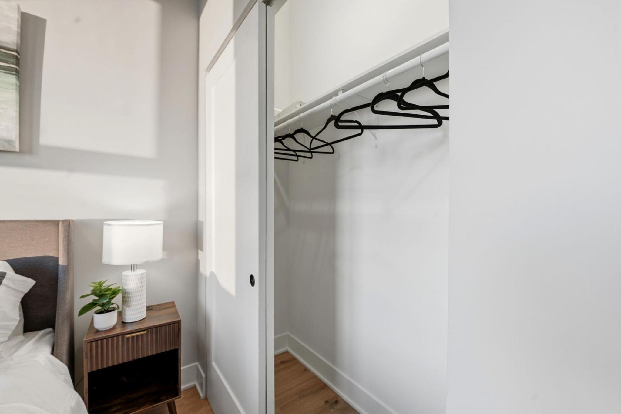 Edgewater Apt with Free Parking Gym Modern Living
