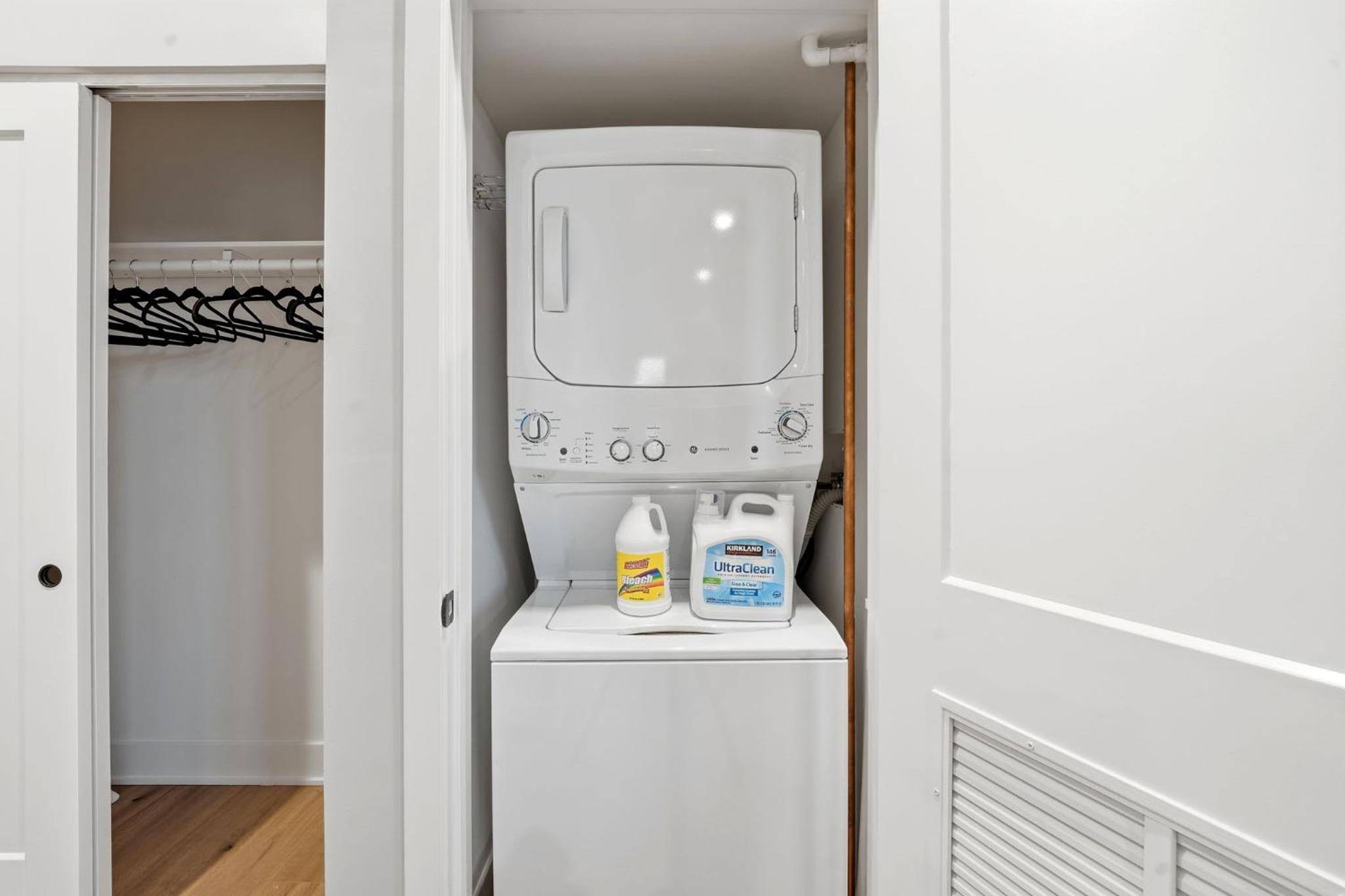 Edgewater Apt with Free Parking Gym Modern Living