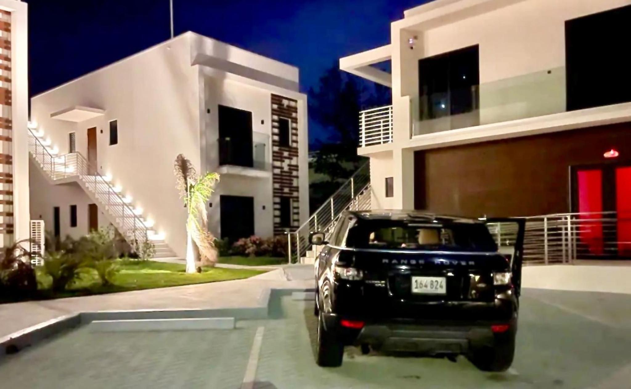 Oceanfront Rooftop luxury 2B2B residency pool beach in North Side, Grand Cayman