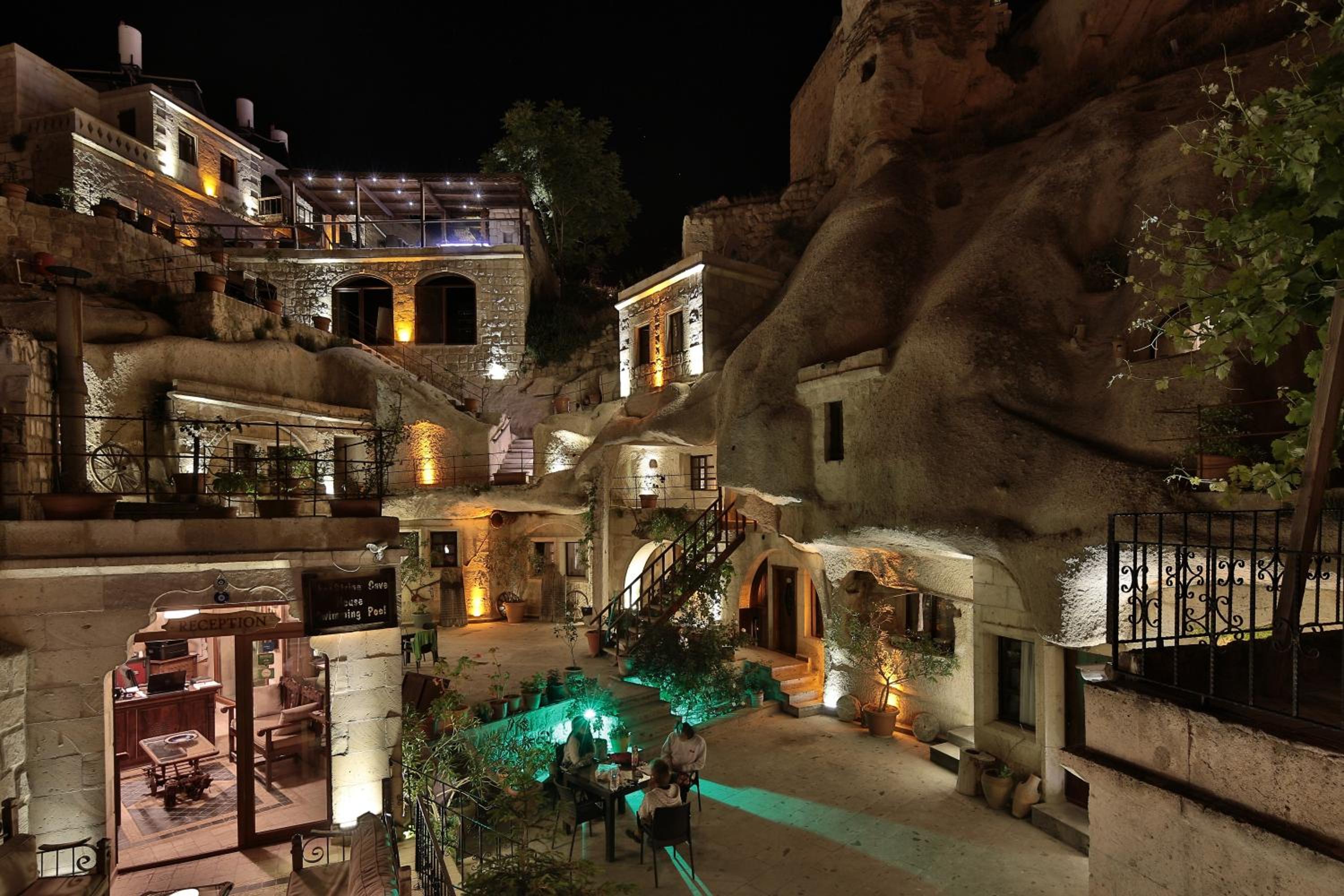 Shoestring Cave House - Image 142