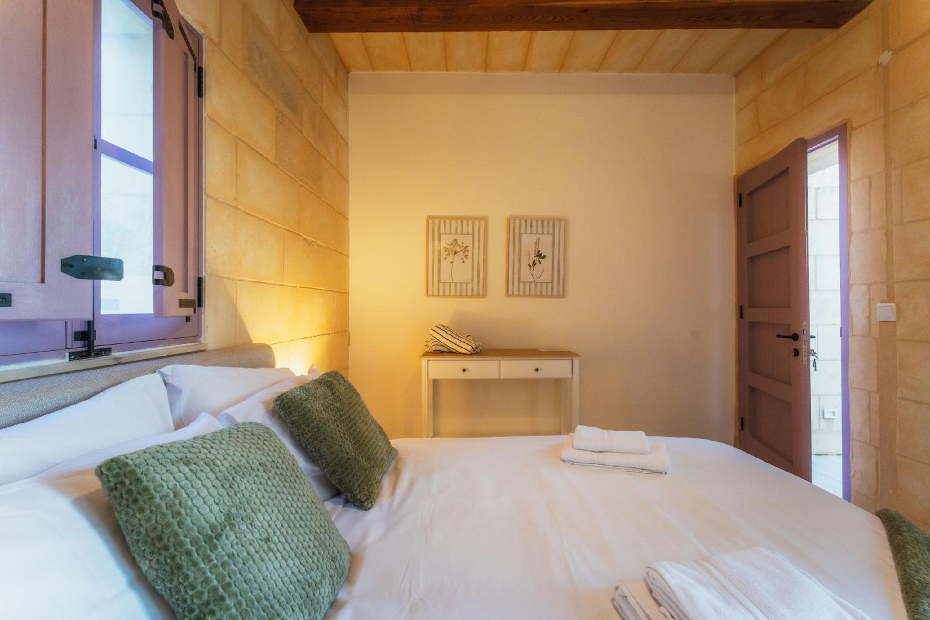 San Lawrenz Farmhouse Rustic Retreat with Pool