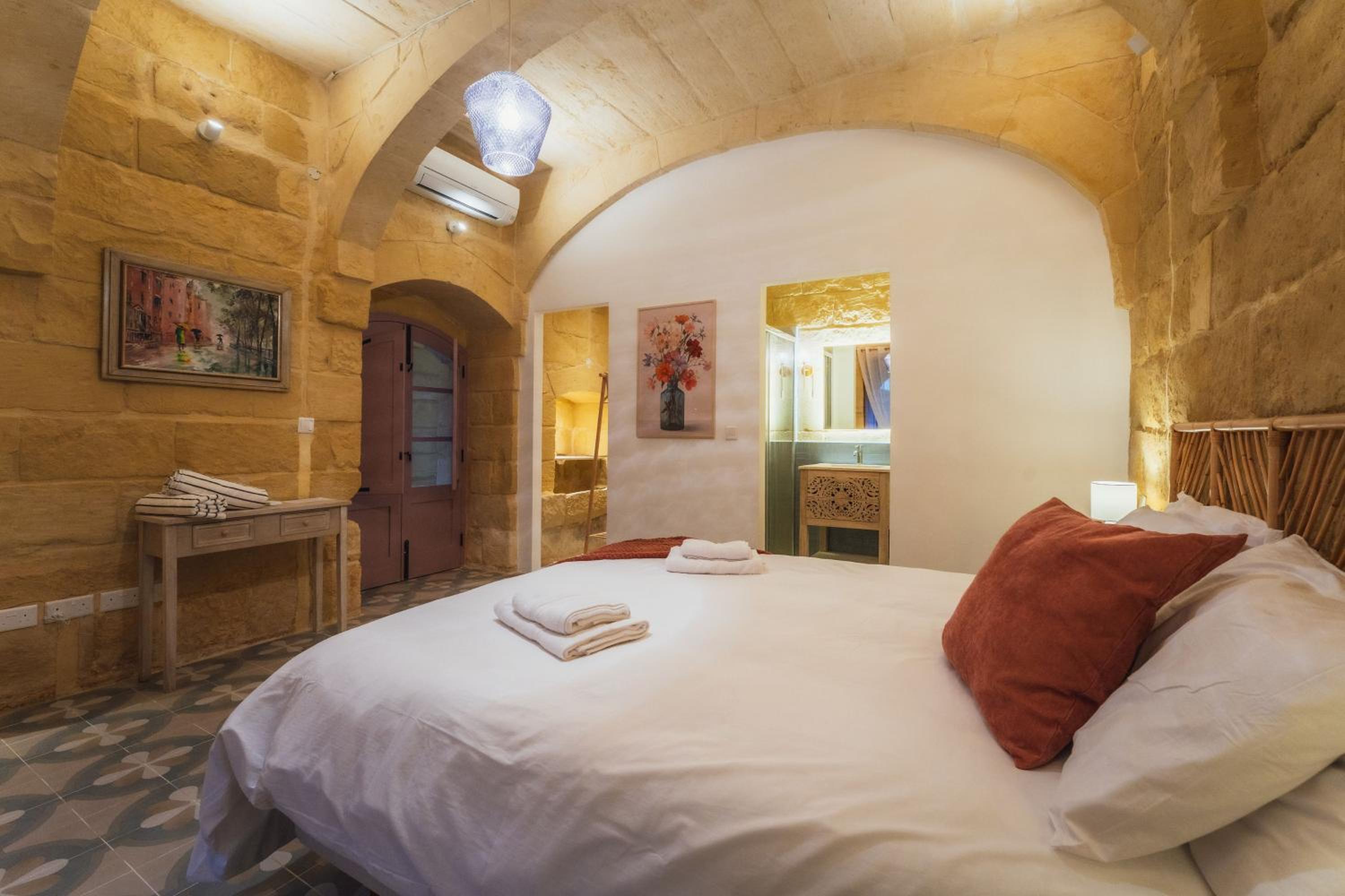 San Lawrenz Farmhouse Rustic Retreat with Pool