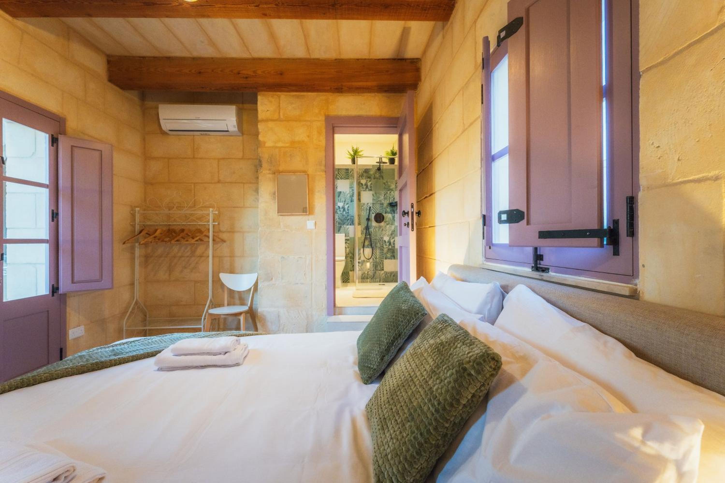 San Lawrenz Farmhouse Rustic Retreat with Pool