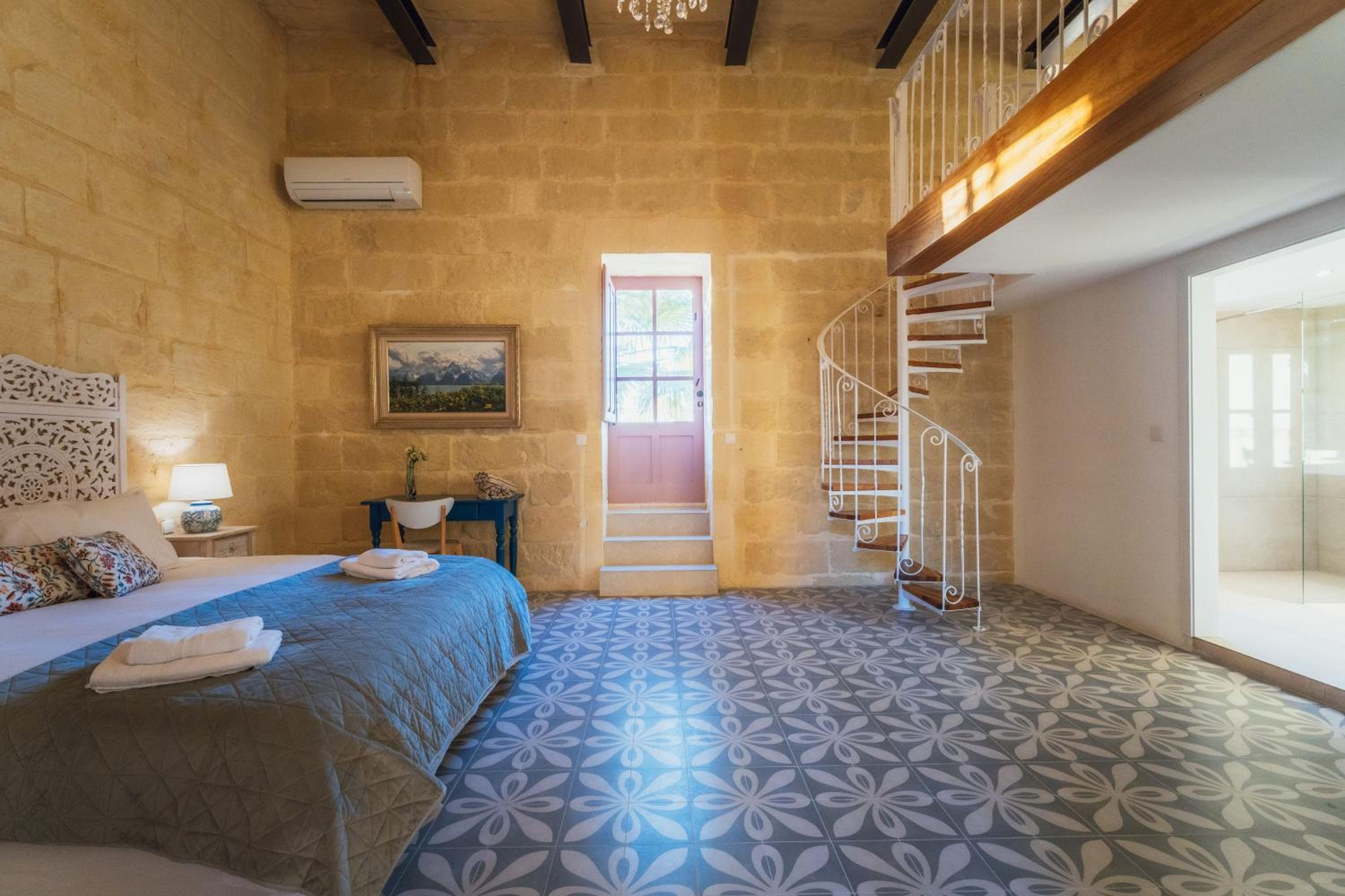 San Lawrenz Farmhouse Rustic Retreat with Pool