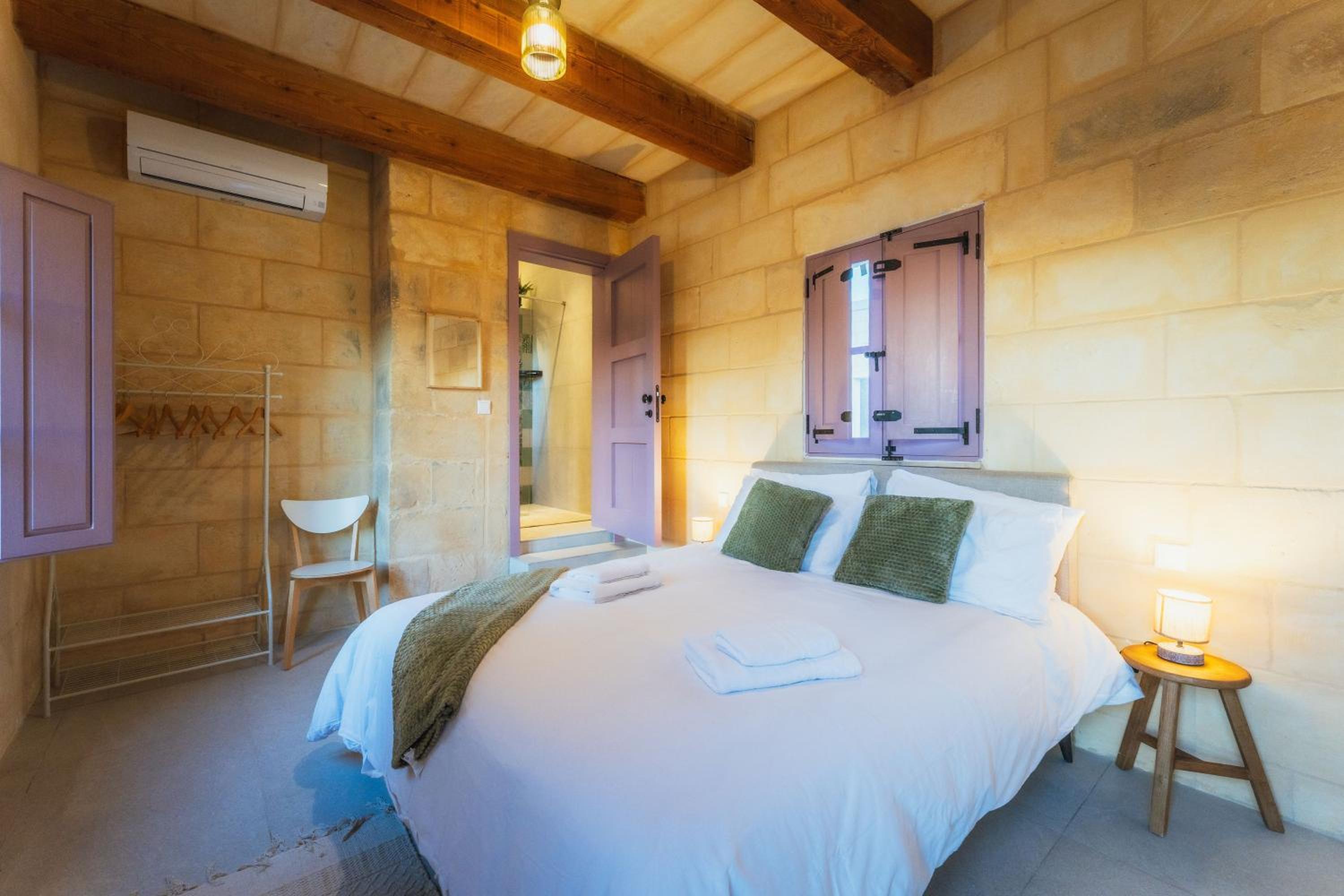 San Lawrenz Farmhouse Rustic Retreat with Pool