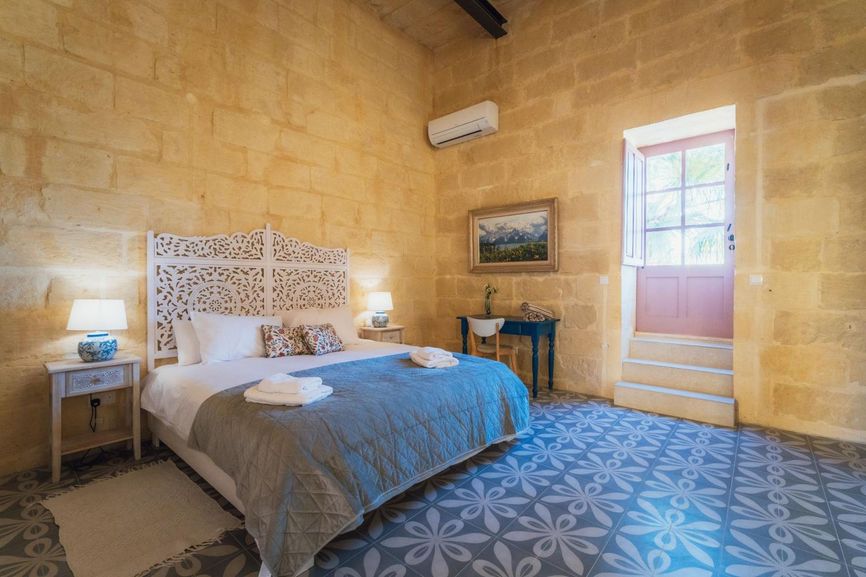 San Lawrenz Farmhouse Rustic Retreat with Pool