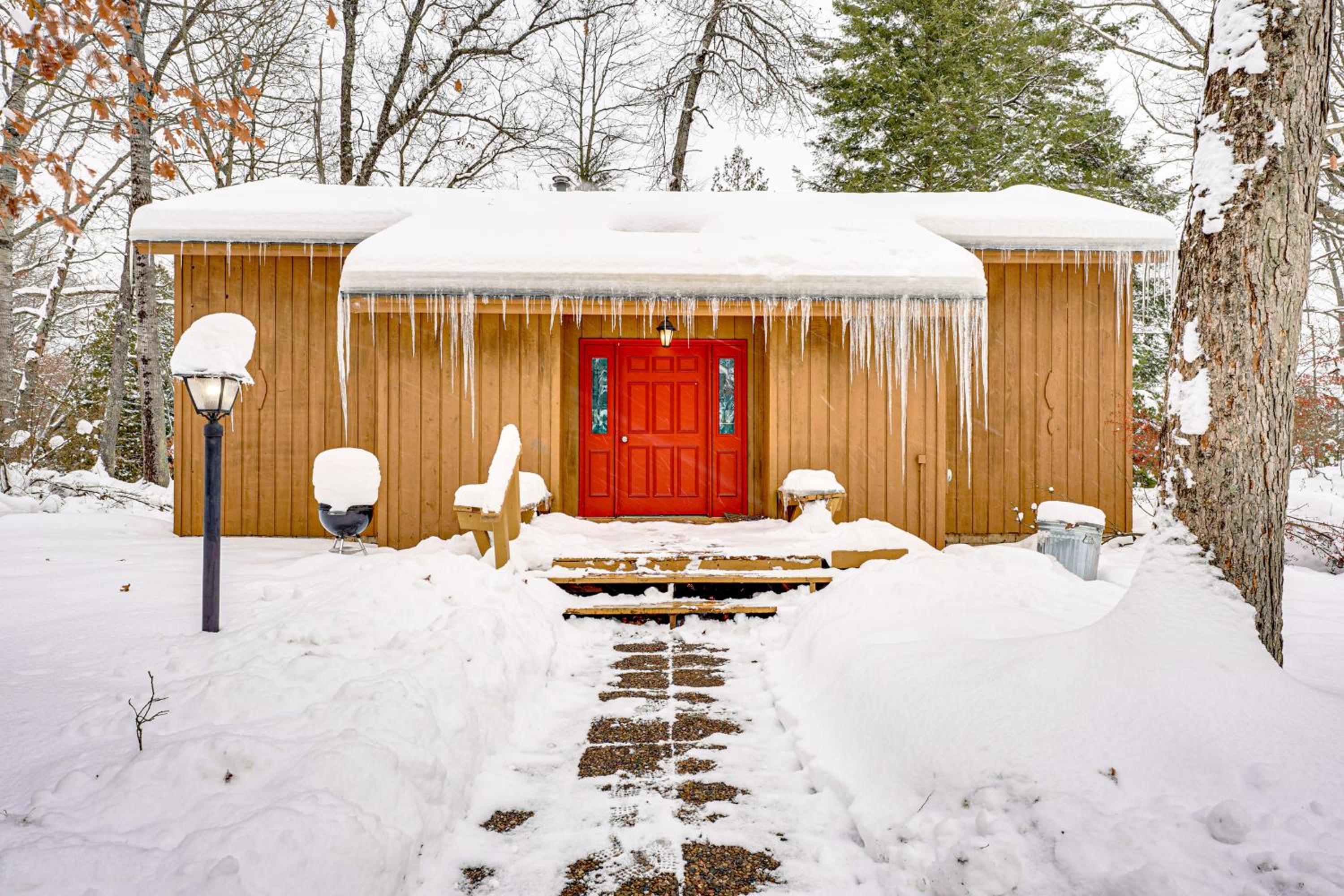 Near Manistee National Forest! Retro Cabin Retreat