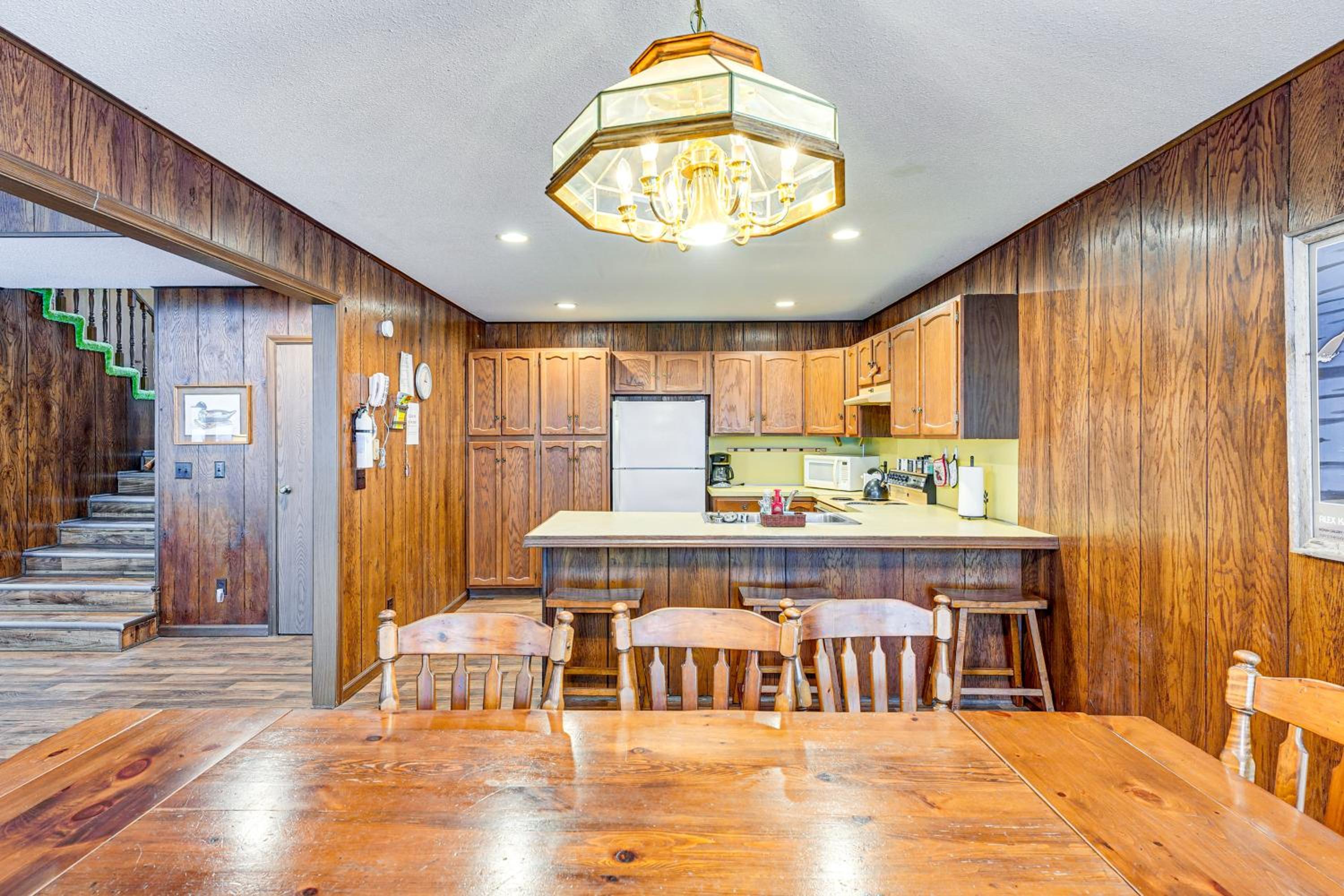 Near Manistee National Forest! Retro Cabin Retreat