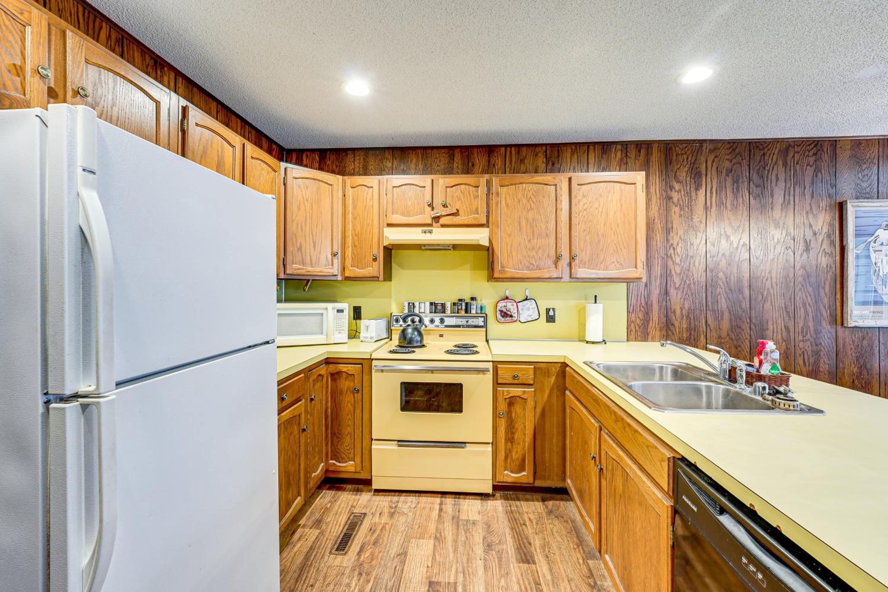 Near Manistee National Forest! Retro Cabin Retreat