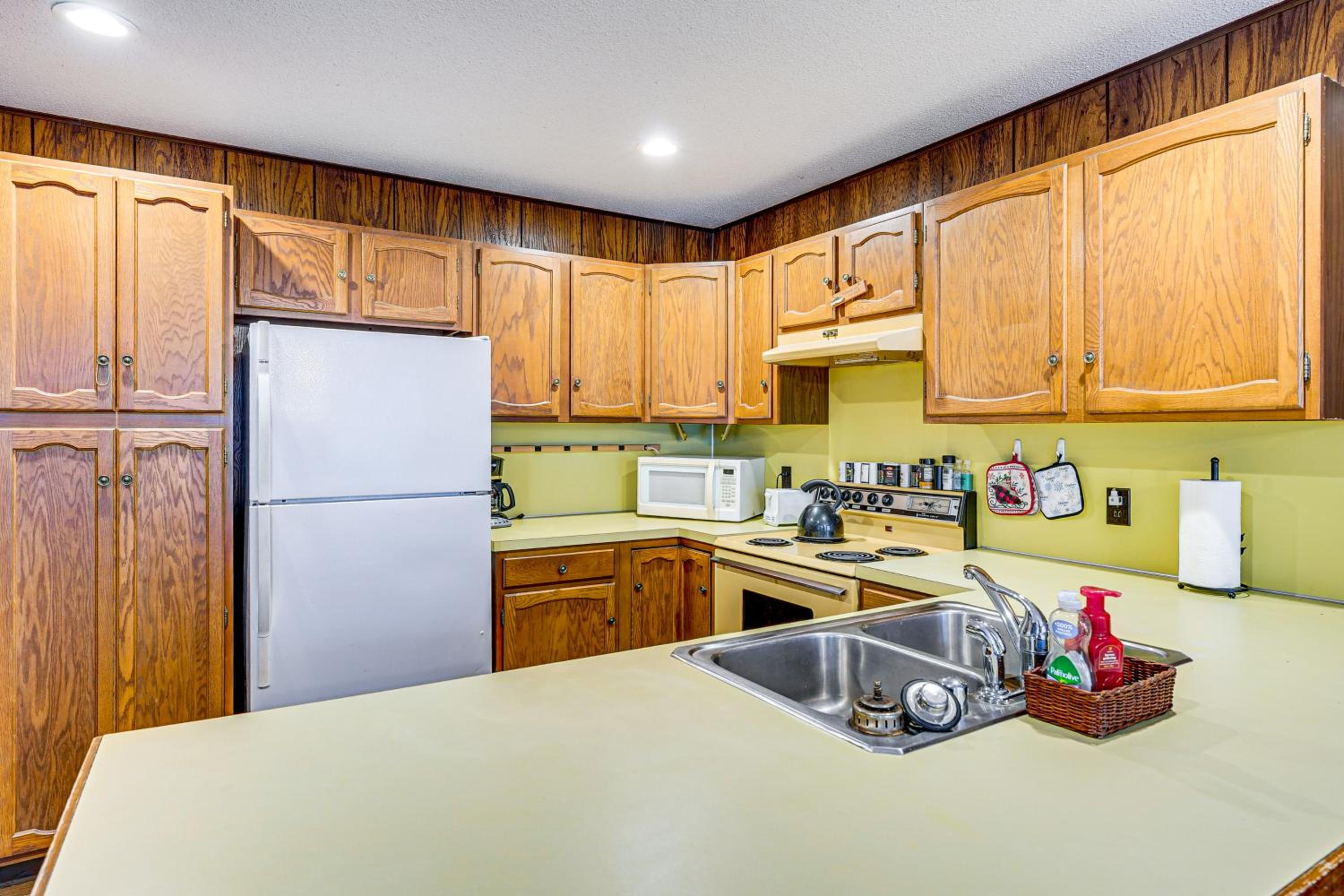 Near Manistee National Forest! Retro Cabin Retreat